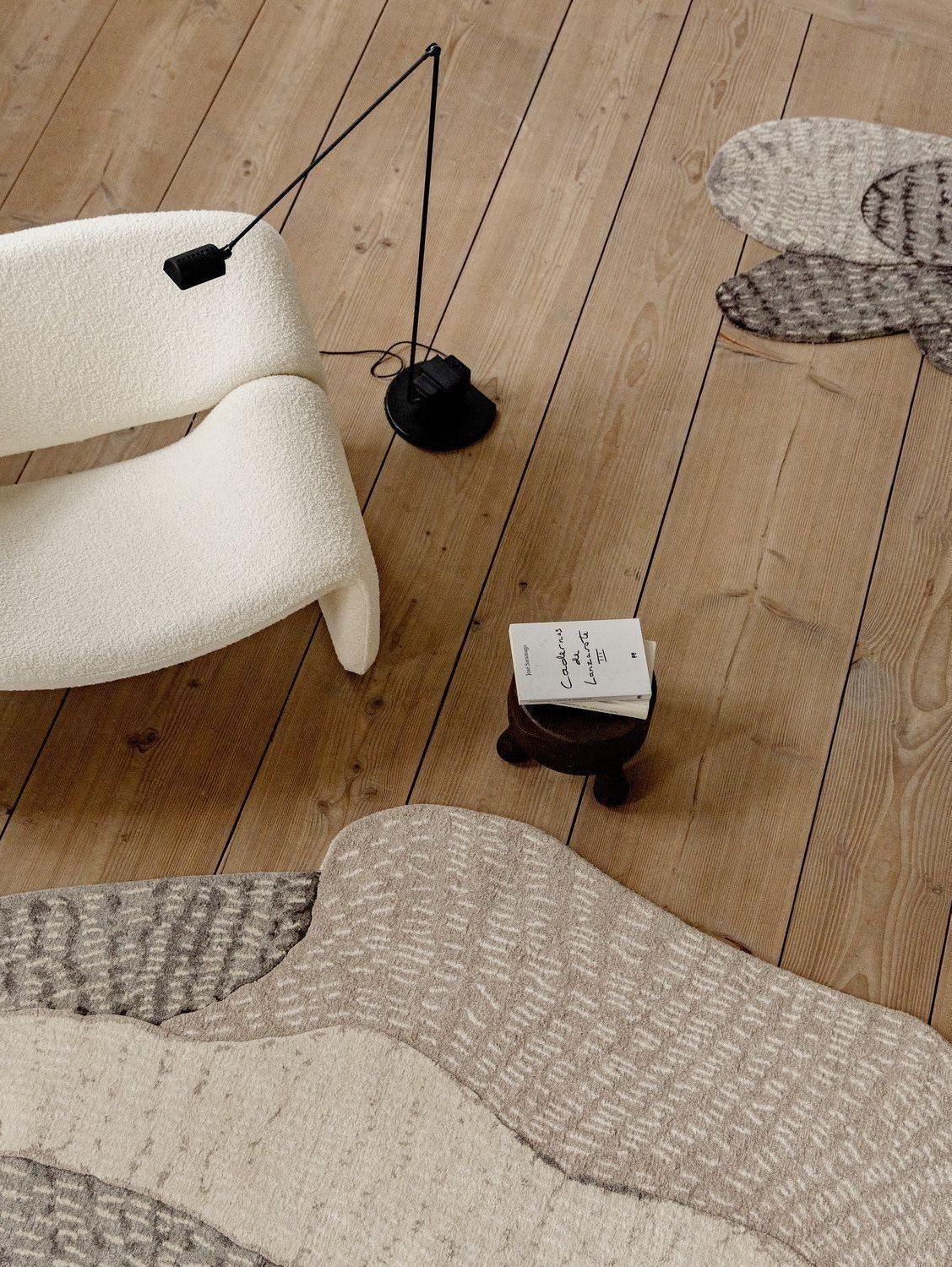 Noué à la main cc-tapis SWARM Tapis rond fait main par Marléne Huissoud en vente