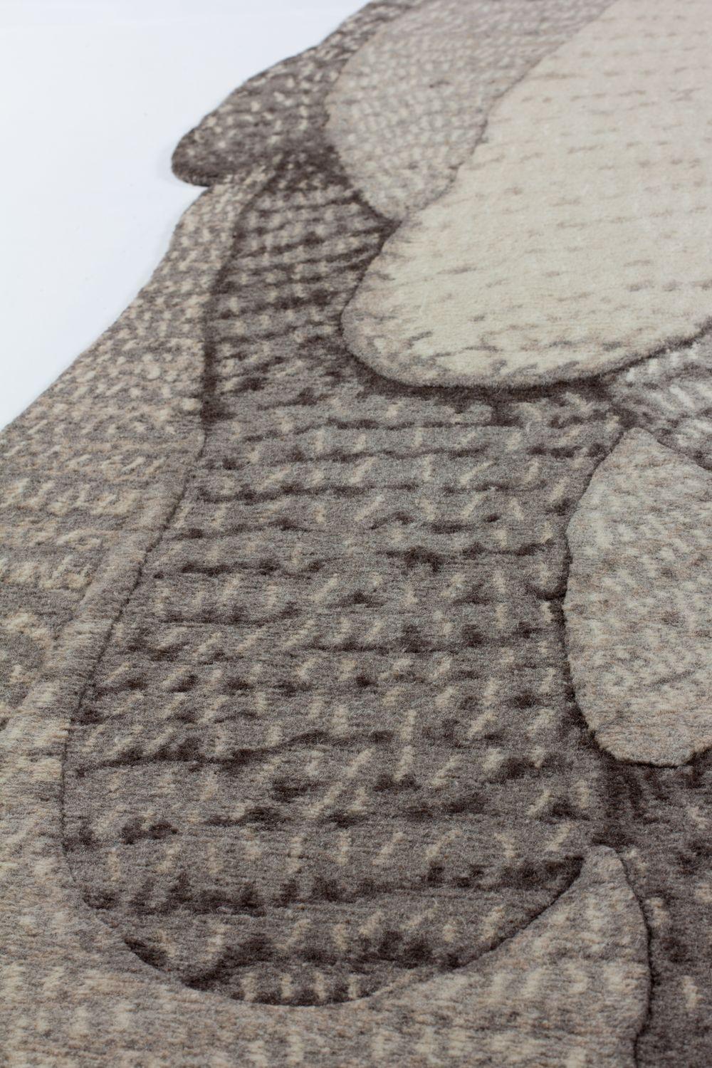 Concepita da Marlene Huissoud come una collezione non colorata, Swarm esprime il desiderio della designer di sfidare il ruolo del design nella società e di sfidare le proprietà delle risorse naturali. 
Annodati a mano in lana dell'Himalaya, non sono