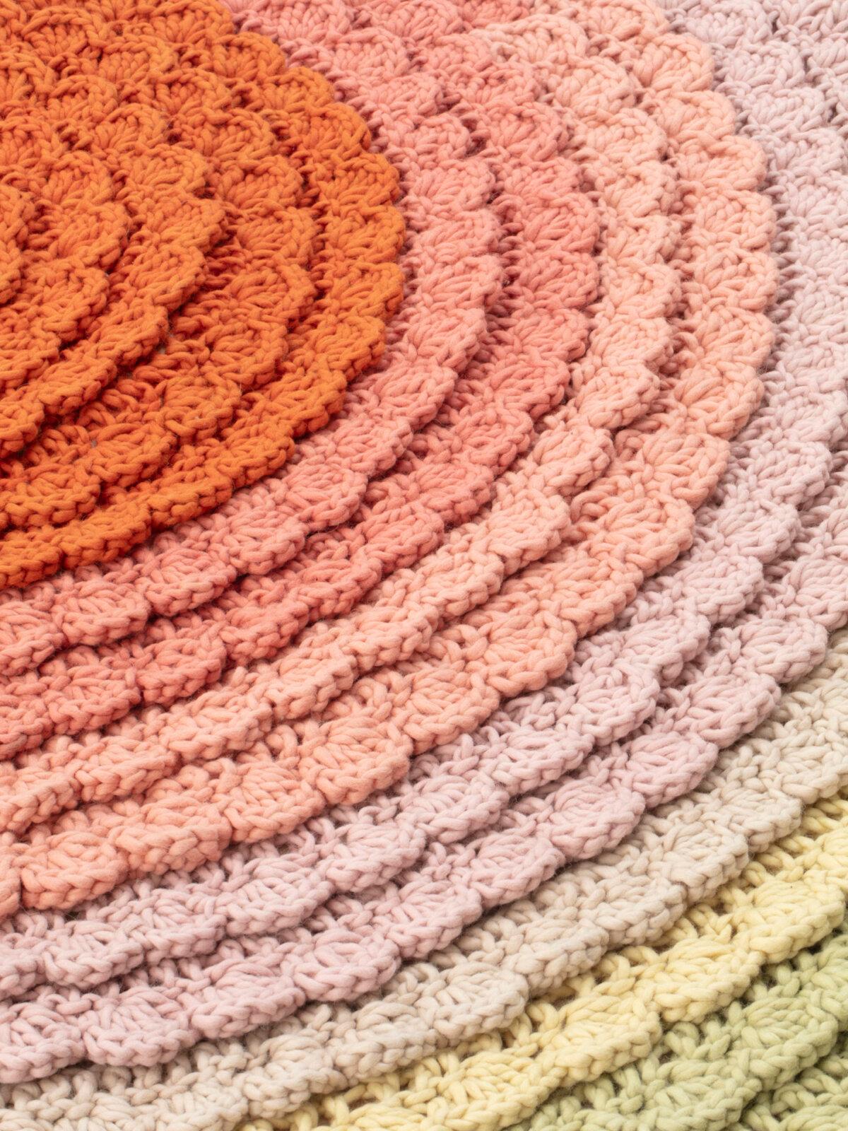 Die Swirl Collection bietet eine Vielzahl von Teppichen, die von den vier Jahreszeiten inspiriert sind, mit so vielsagenden Namen wie Herbst, Frühling, Winter und Sommer. Jeder Teppich ist eine einzigartige Interpretation der Nuancen und Gefühle der