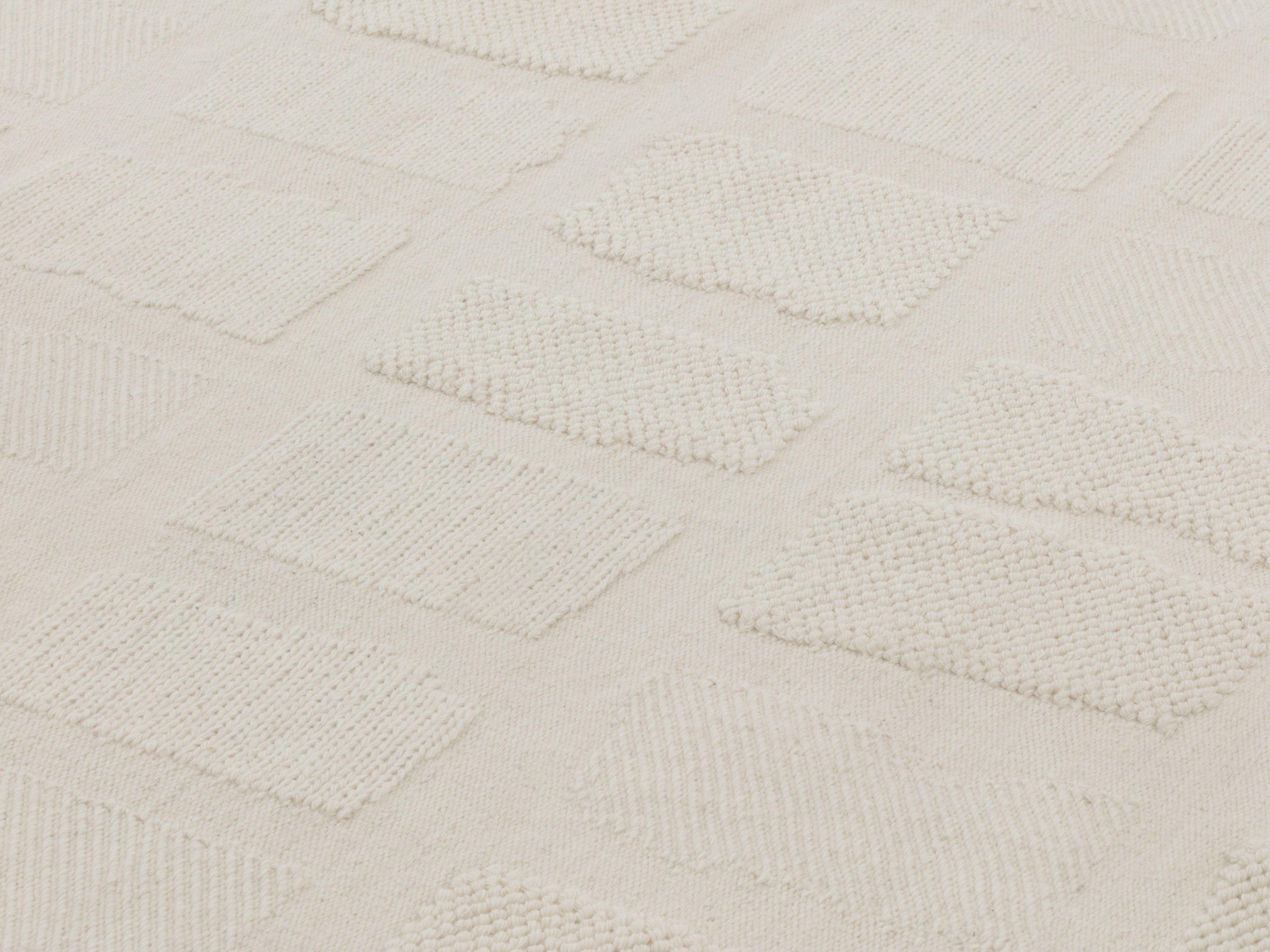 Una collezione di tappeti di Yabu Pushelberg per cc-tapis, ispirata agli antichi mosaici romani e bizantini, dove i motivi irregolari riprendono la bellezza delle tessere in un linguaggio contemporaneo.

Personalizzazione
Dimensione

Tecniche
Telai