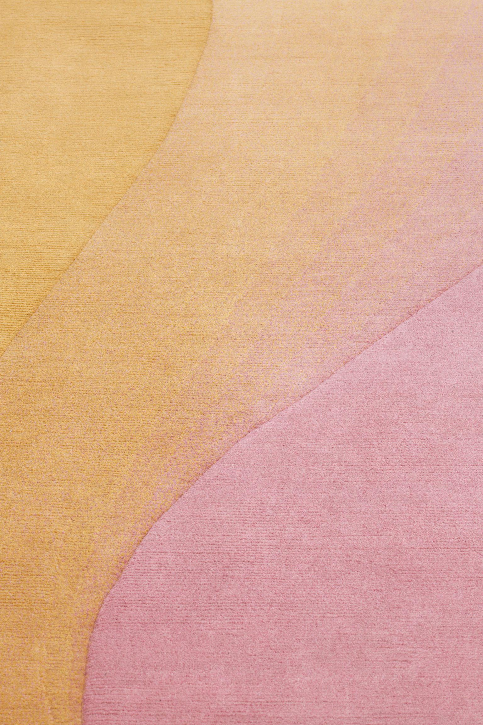 Moderne Collection de cc-tapis - Tidal  Tapis Wave Yellow Pink par Germans Ermičs en vente
