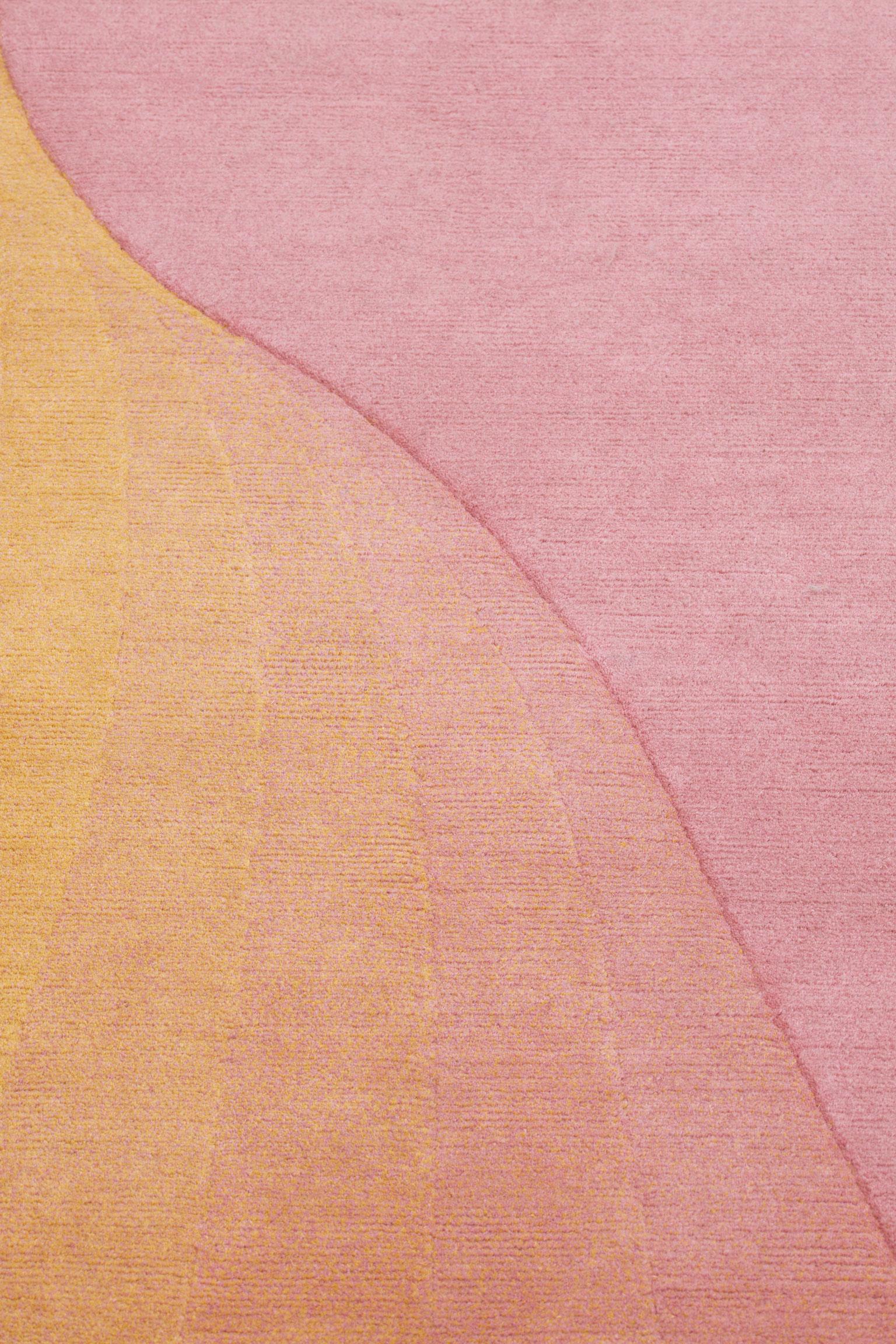 Népalais Collection de cc-tapis - Tidal  Tapis Wave Yellow Pink par Germans Ermičs en vente