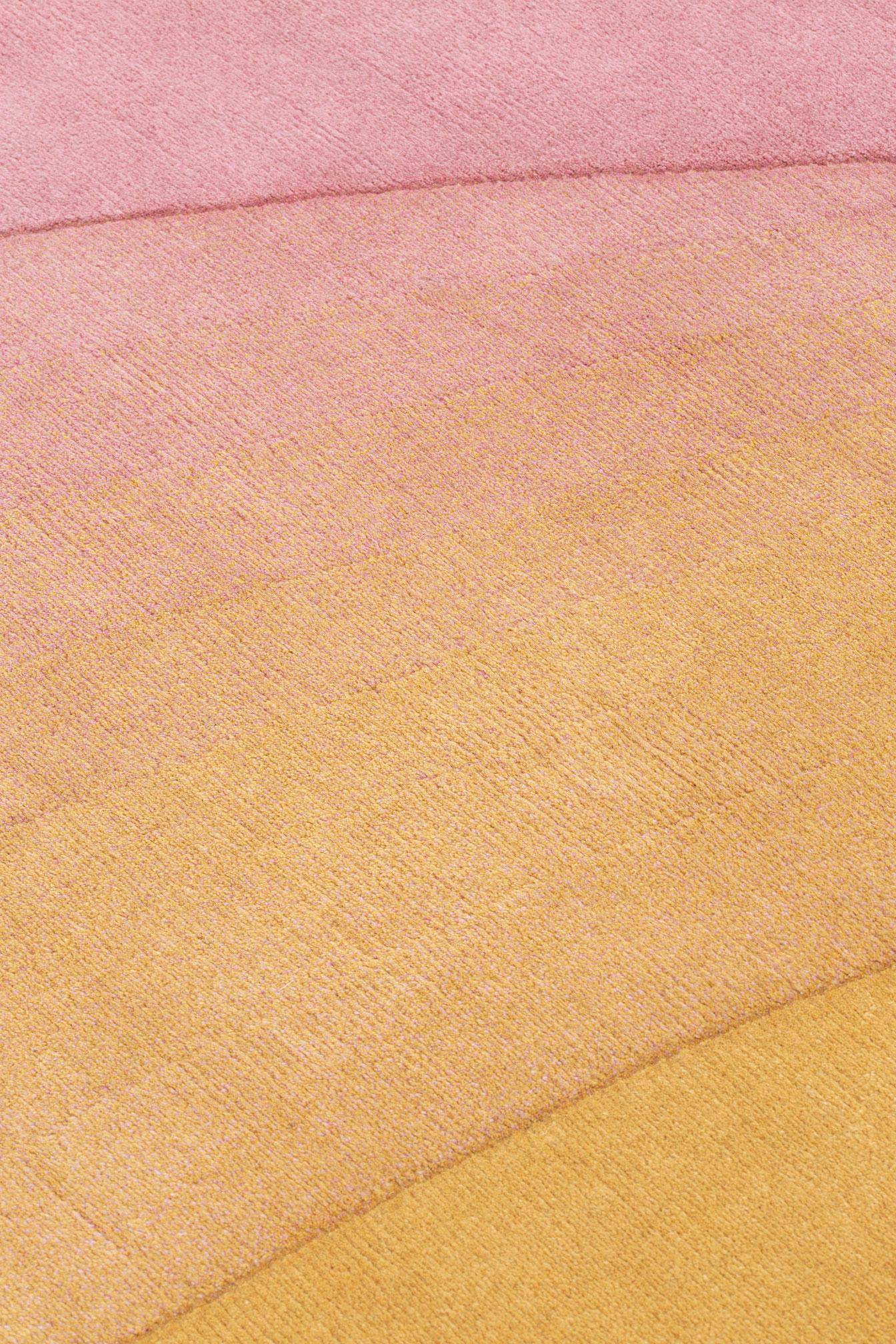 Noué à la main Collection de cc-tapis - Tidal  Tapis Wave Yellow Pink par Germans Ermičs en vente