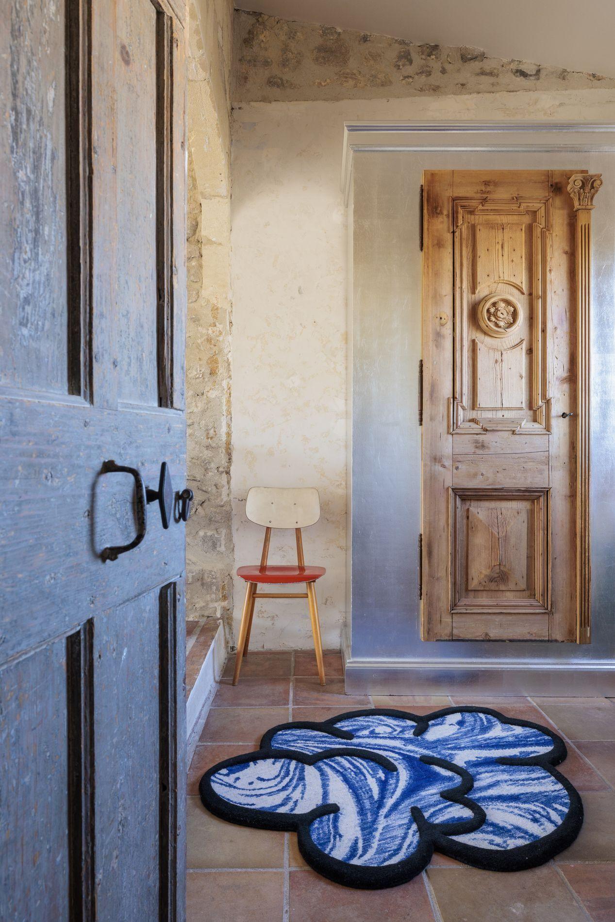 Hand knotted in the cc-tapis atelier in Kathmandu, Nepal. The rug is made with a silk and Himalayan wool, coming from the areas surrounding the atelier. Created with a special technique used exclusively by cc-tapis. 
125.00 knots/sqm


Born in