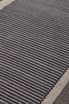 cc-tapis VICE VERSA 1 Handgefertigter Teppich in dunkler Ausführung von Chiara Andreatti