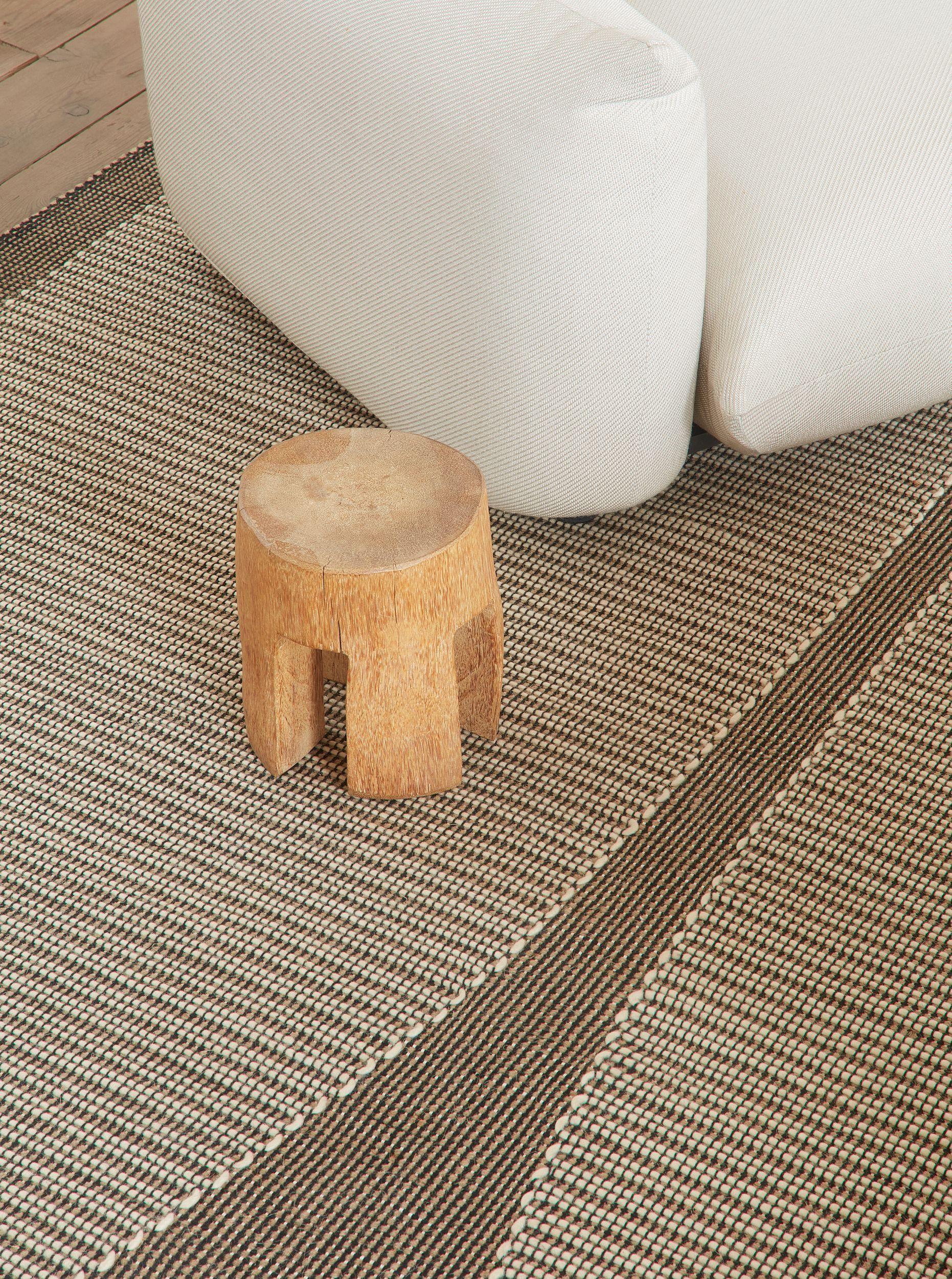 Vice Versa est une collection de tapis conçue par la designer Chiara Andreatti pour la marque cc-tapis. Fabriqués à partir de matériaux nobles tels que le jute, la laine et le coton, ces tapis sont le résultat d'un art textile réalisé sur un métier