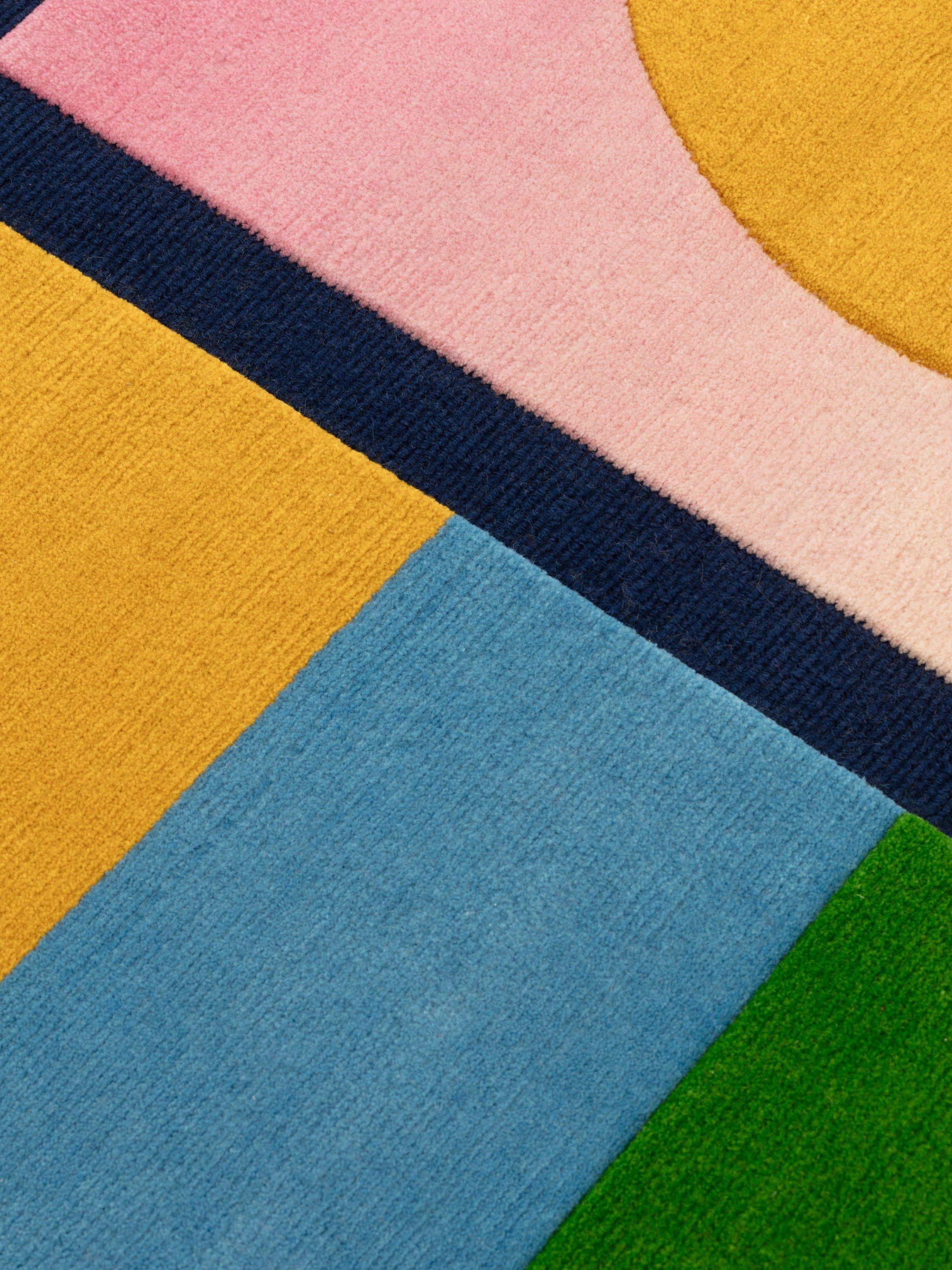 cc-tapis WHAT DO WE ALL NEED? handgefertigter Teppich von India Mahdavi (Handgeknüpft) im Angebot