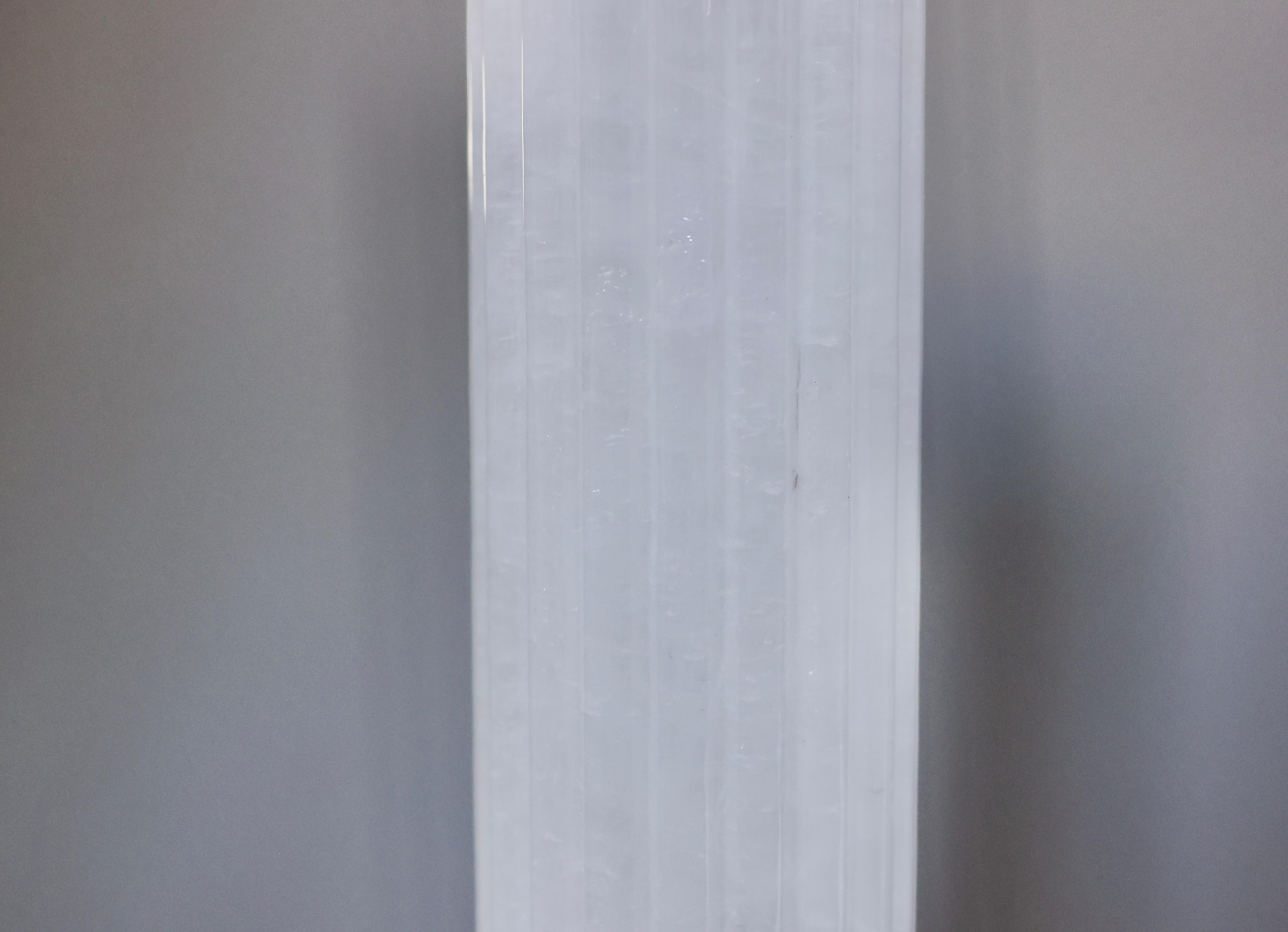 Lampade in cristallo di rocca finemente intagliate e scanalate a forma di colonna con base in ottone lucido. 
Creato da Phoenix 
Dimensioni e finiture metalliche personalizzate su richiesta.
I paralumi non sono inclusi 