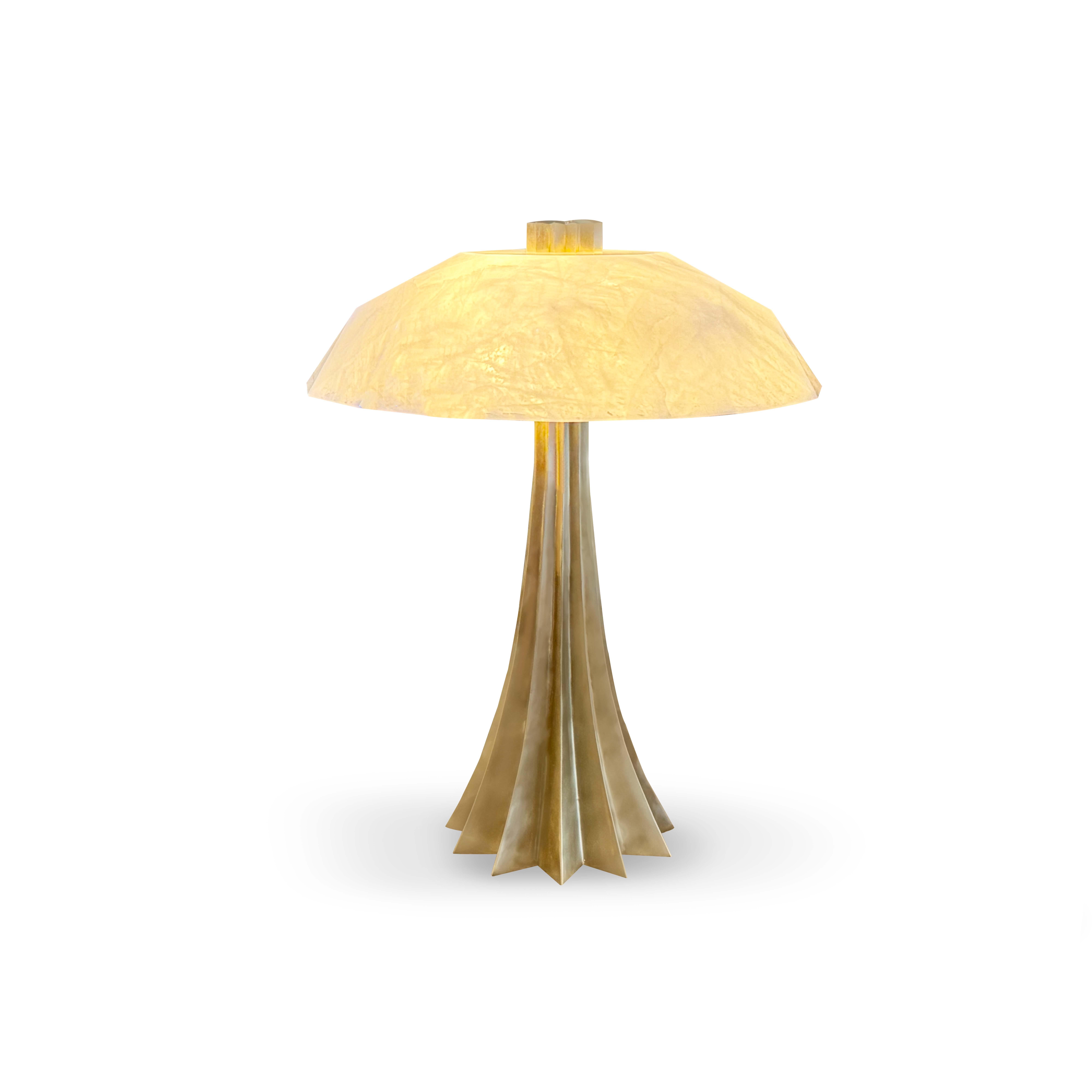 Finley, paralume in cristallo di rocca intagliato con forma Eleg.   Base in ottone spazzolato.

Due prese E26 installate, 120w in totale 

Creato da Phoenix 

Dimensioni e finiture metalliche personalizzate su richiesta.