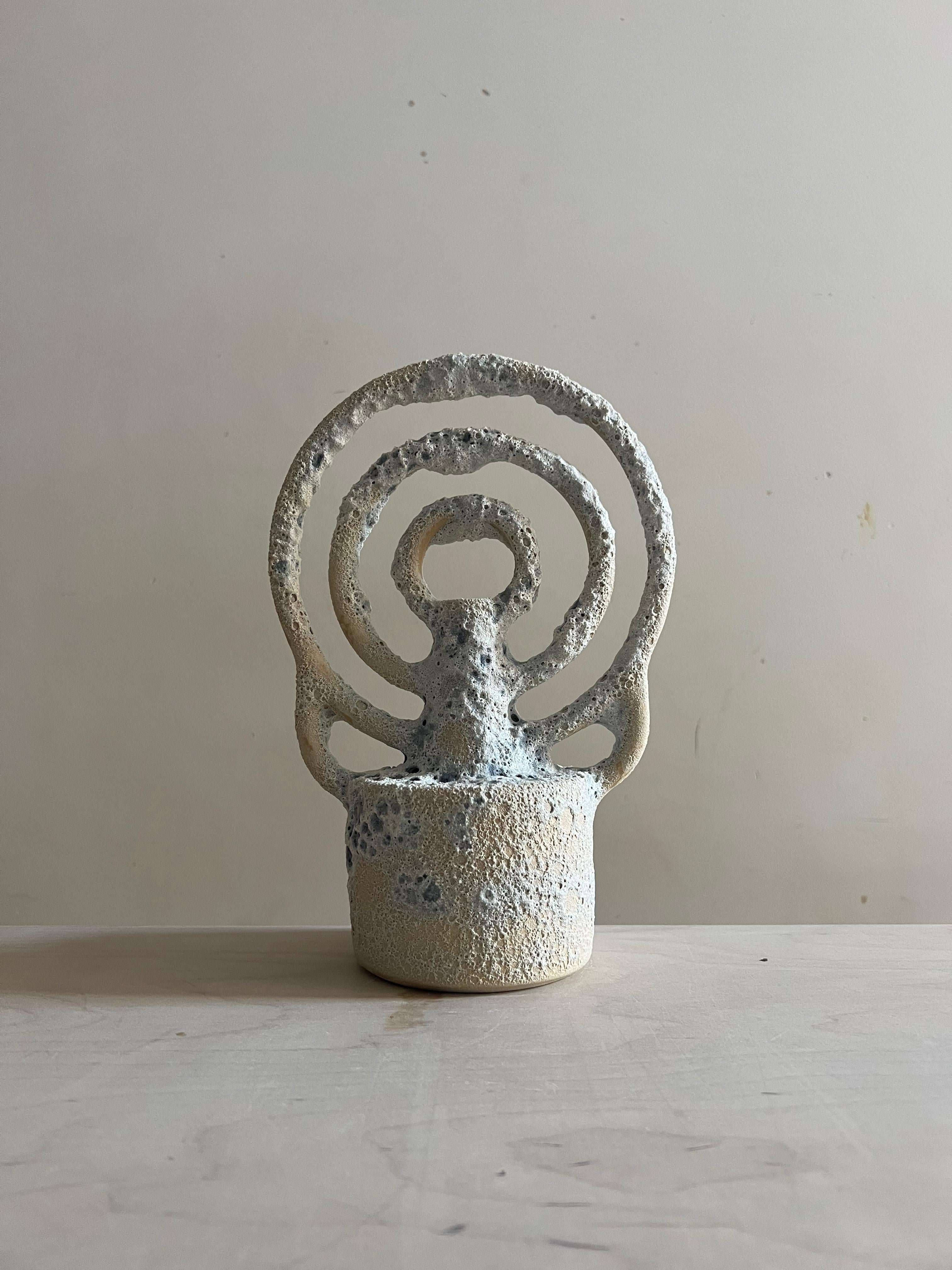 Questa serie terrena esplora il dialogo intimo tra corpo e superficie. Le sculture fatte a mano combinano forme geometriche o umane con texture organiche ispirate al mondo naturale. Ogni pezzo unico gioca con i contrasti: il liscio incontra il