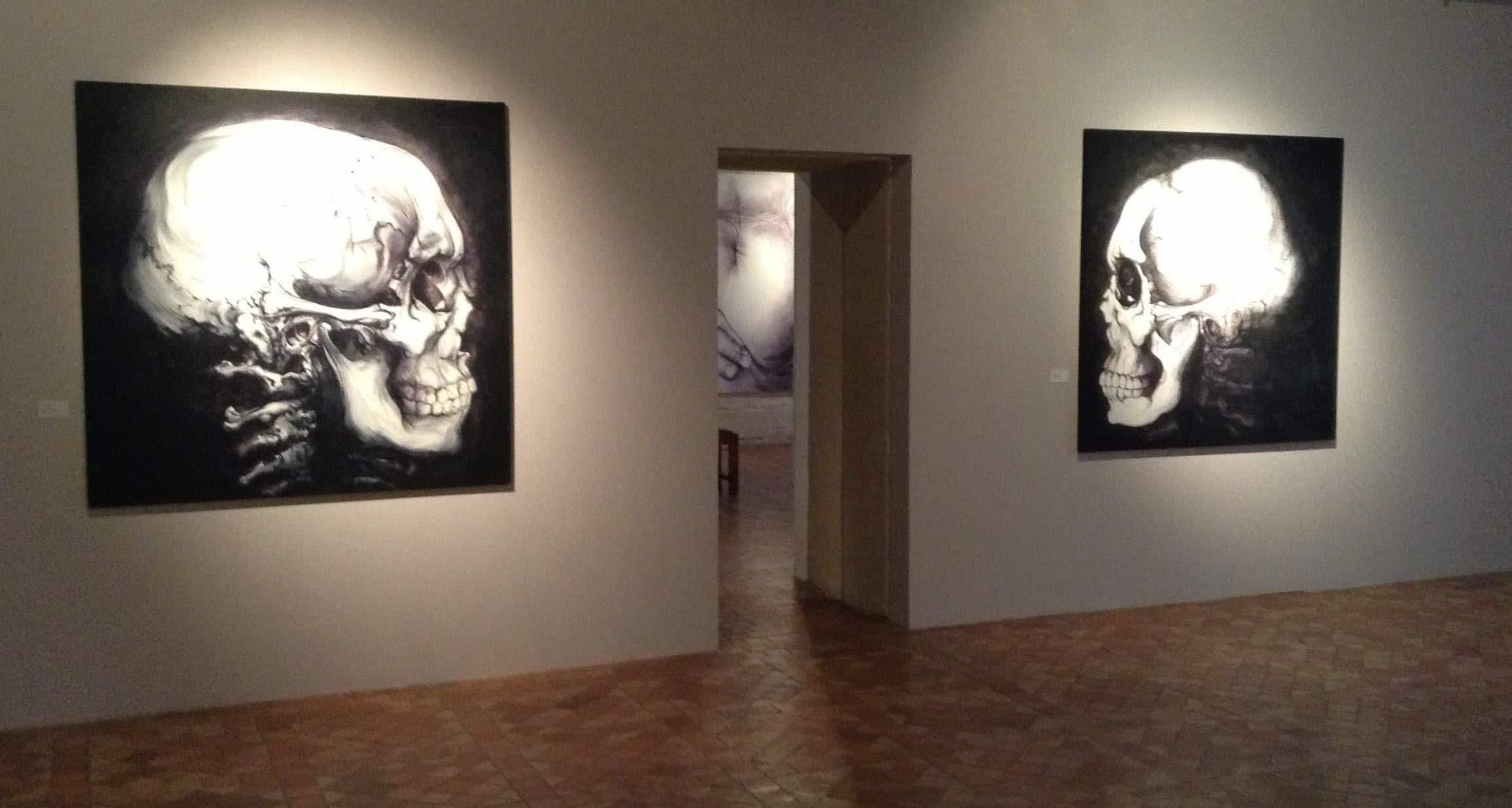 Van.I.T II di Cécile Bisciglia - Disegno a penna a sfera su tela, cranio, scuro in vendita 3