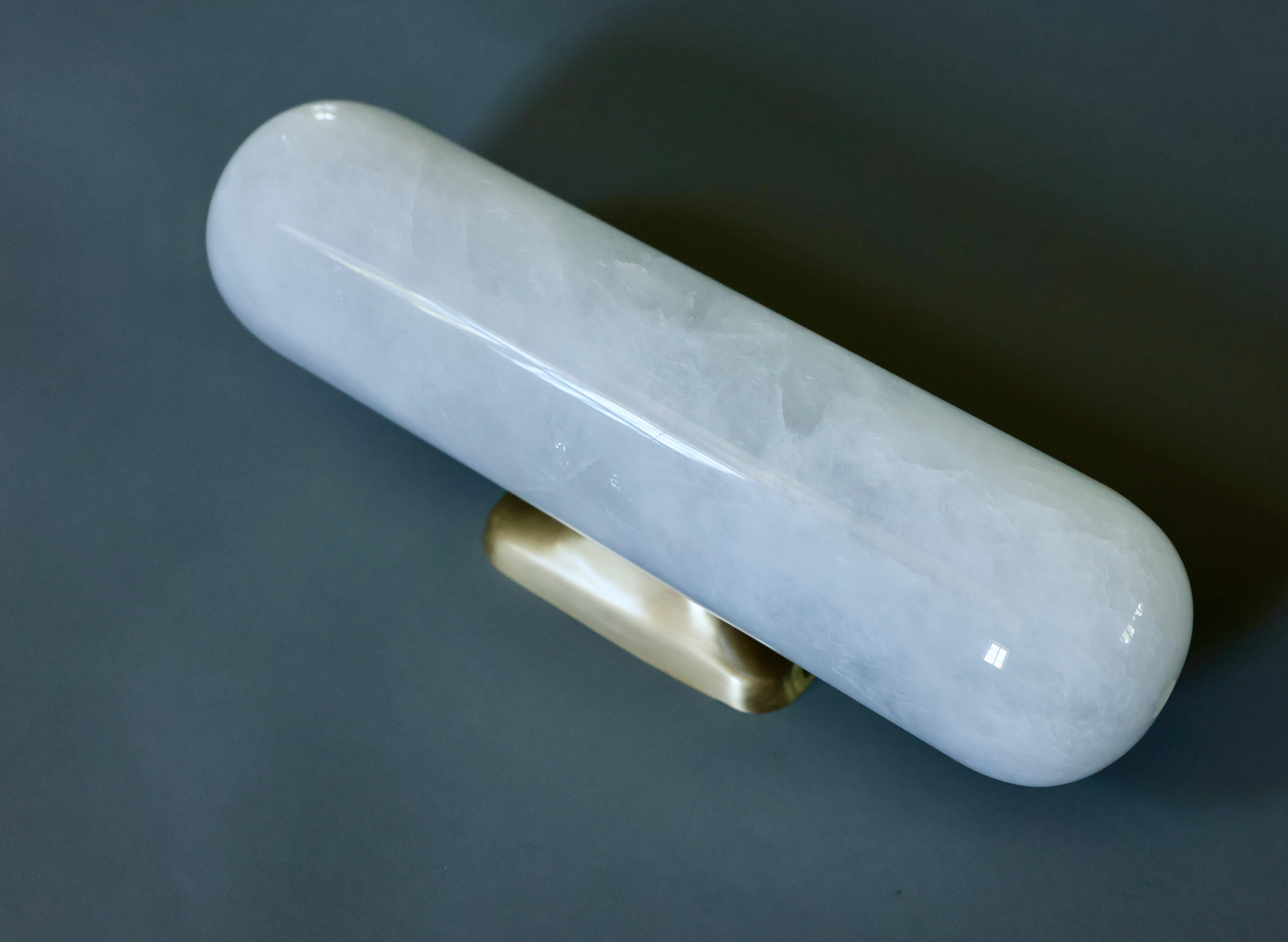 Applique en cristal de roche avec finition en laiton satiné, créée par Phoenix.

Chaque applique est équipée de deux douilles E12, d'une puissance totale de 120 W.

Travailler avec une jbox de 2 