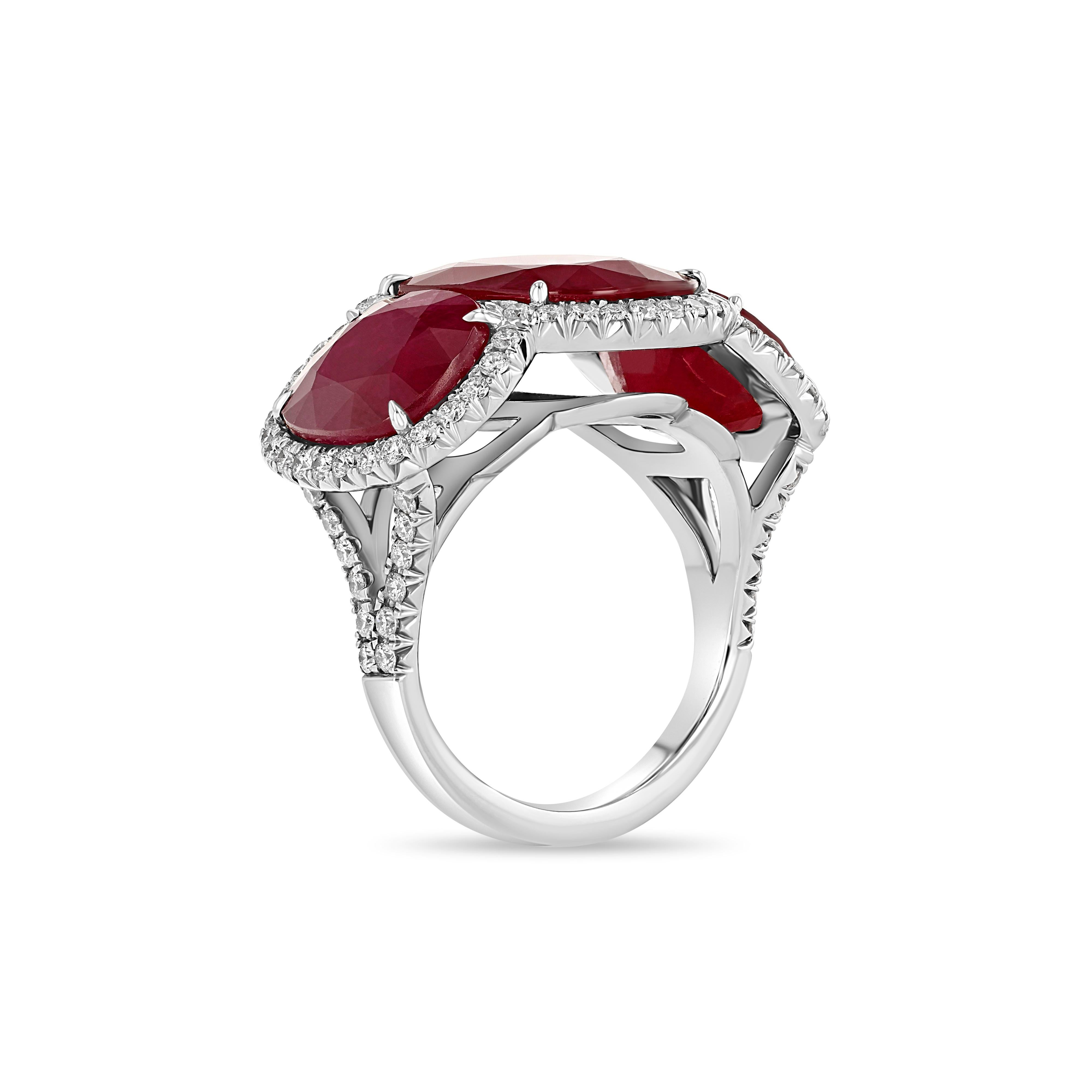 Ein eleganter Ring, bestehend aus drei Rubinen, die von mehreren Diamanten zart akzentuiert werden.
 
Gesamtgewicht : Ca. 17.00 Ct
Farbe: Intensives Rot
Form/ Stil : Oval/ gemischter Schliff
Transparenz : Durchsichtig 

Abmessungen: Von ca. 10,54 x