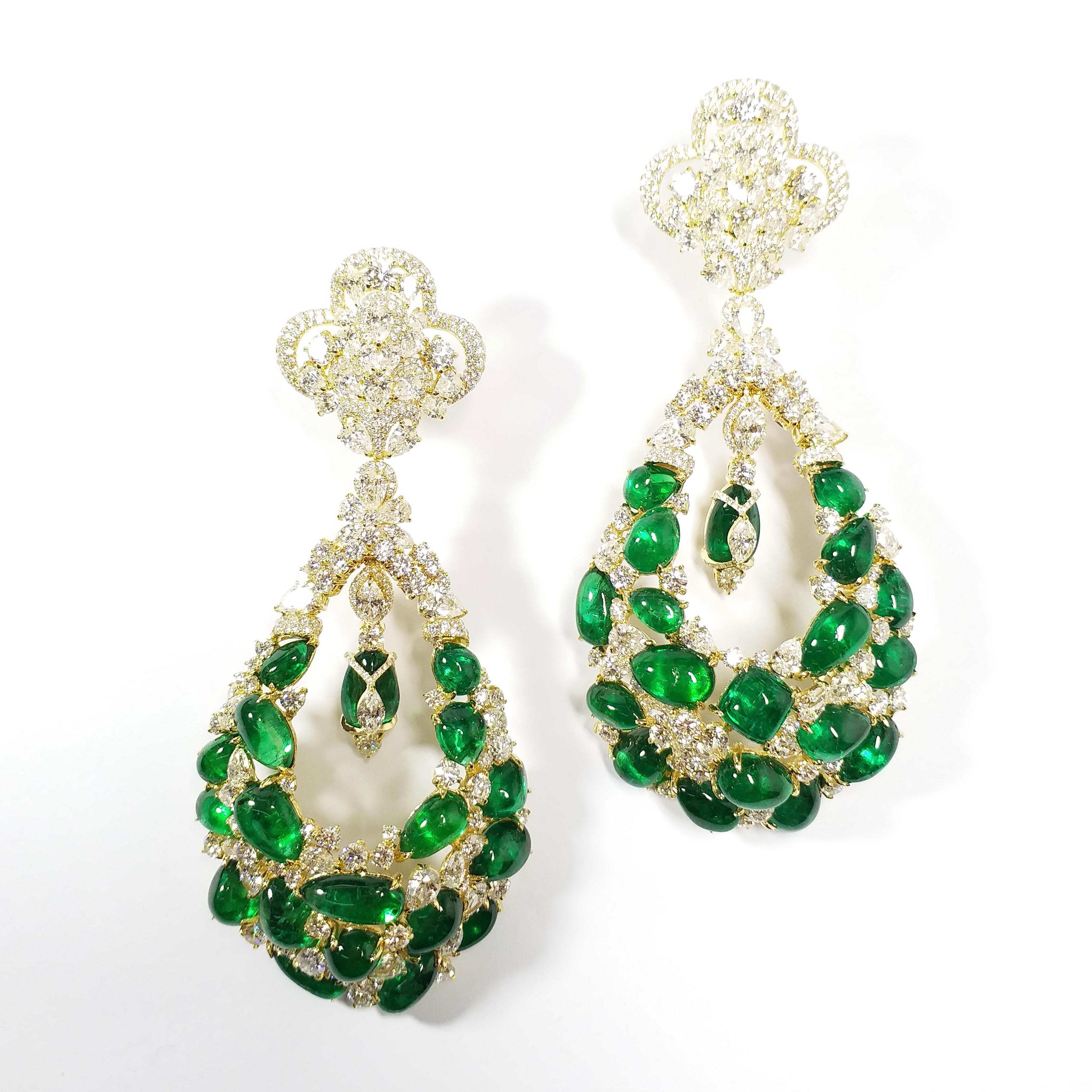 Pendientes Racimo de Esmeraldas de Zambia, Oro de 18 K con Diamantes, 64,33 Quilates - Disposición en cascada de cuentas ovales de esmeralda enmarcadas en diseños florales de diamantes

Abraza una cascada de verde intenso con este exquisito par de