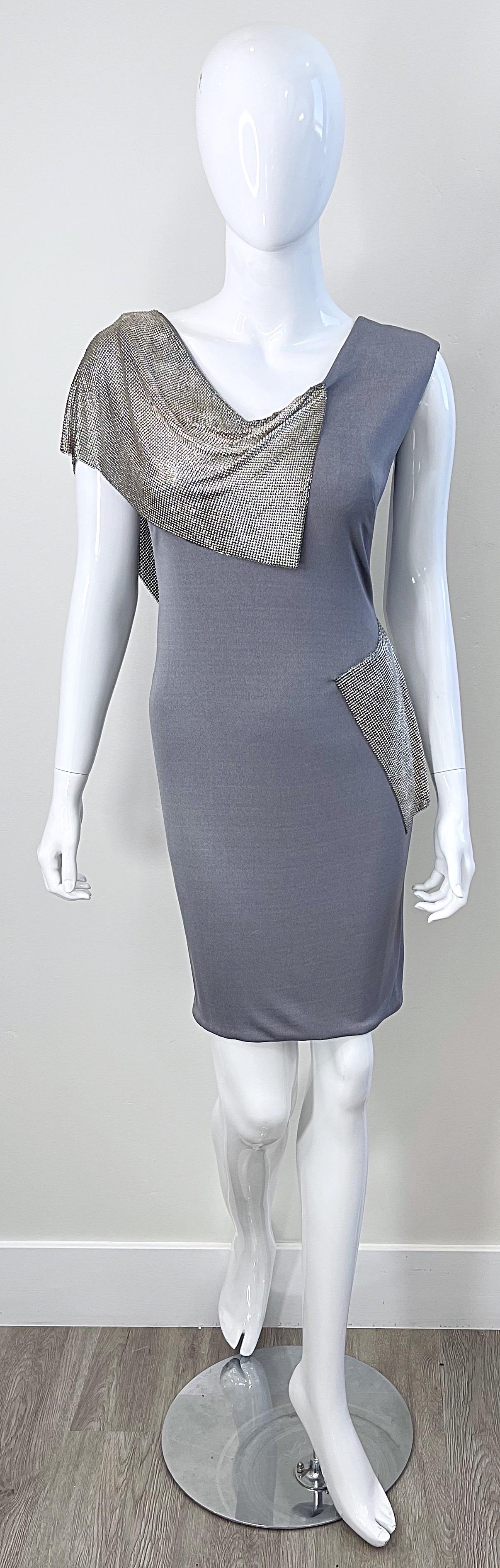 Superbe robe CD GREENE du début des années 2000 en jersey de soie gris et maille cotte de mailles argentée ! Greene a en fait étudié l'architecture, mais il s'est intéressé à la mode. Ses robes sont de véritables œuvres d'art et sa formation en