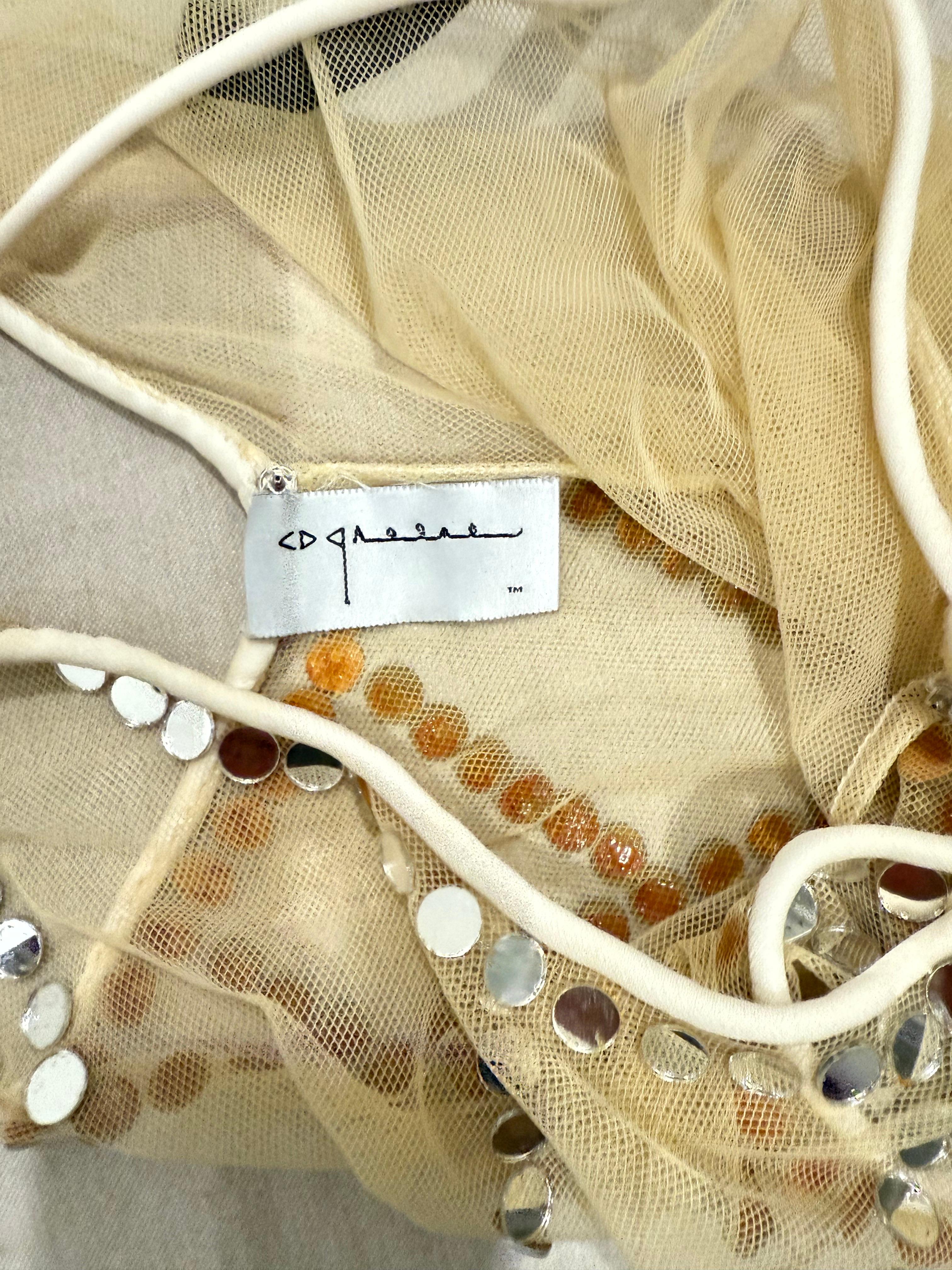 Une inoubliable robe de couture CD Greene vintage du début des années 2000, équilibrant magistralement sensualité et précision architecturale. Confectionné en maille extensible illusion nude, ce fourreau moulant longueur plancher est méticuleusement