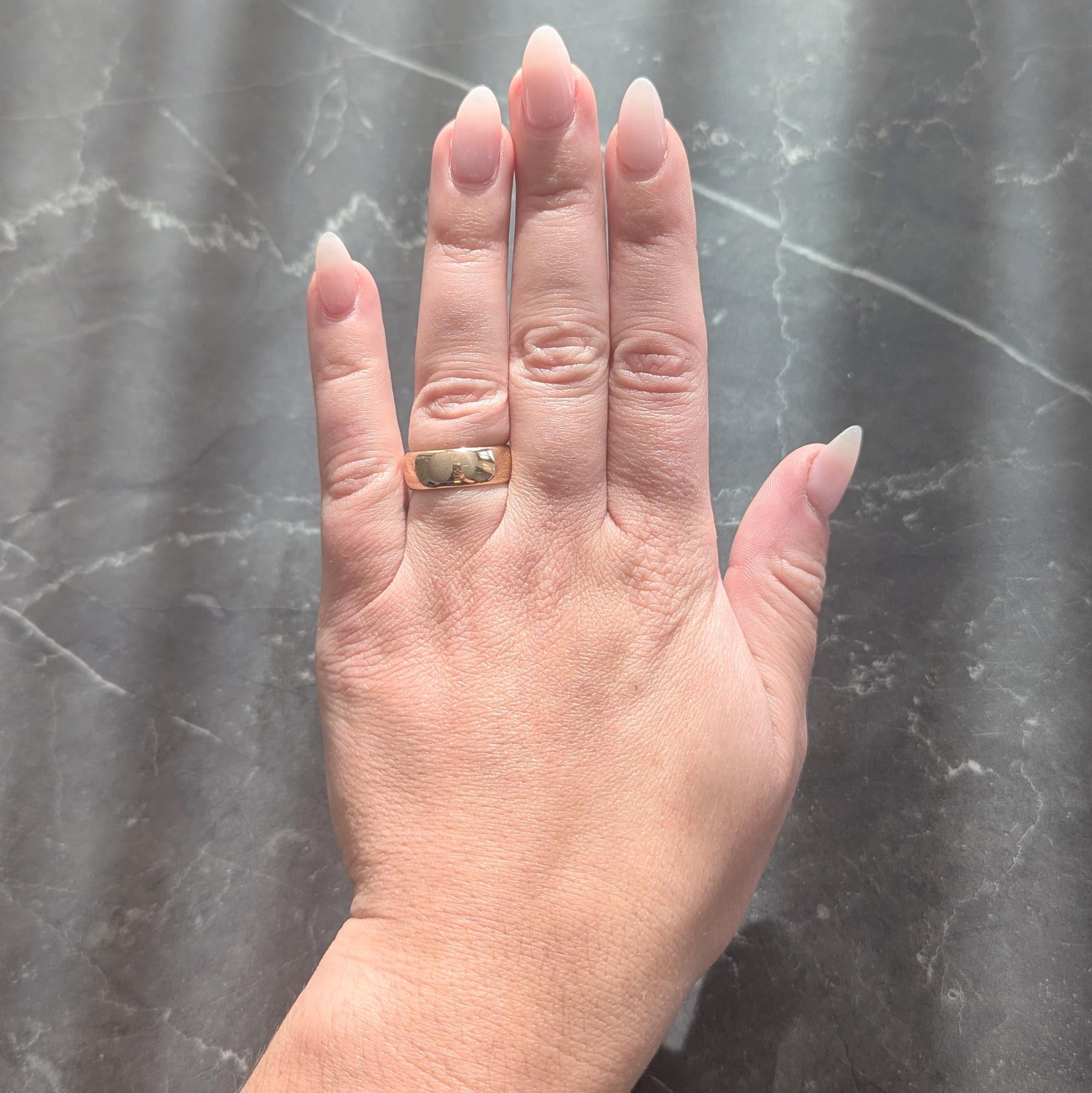 Diseñado como anillo de banda ancha ligeramente redondeado
Con un acabado muy pulido
Estampado para oro de 18 quilates
Con la marca del fabricante de C.D. Pavo real
Tamaño del anillo: 5 1/2 y considerable
Mide de norte a sur 6,5 mm y tiene 2,0 mm de