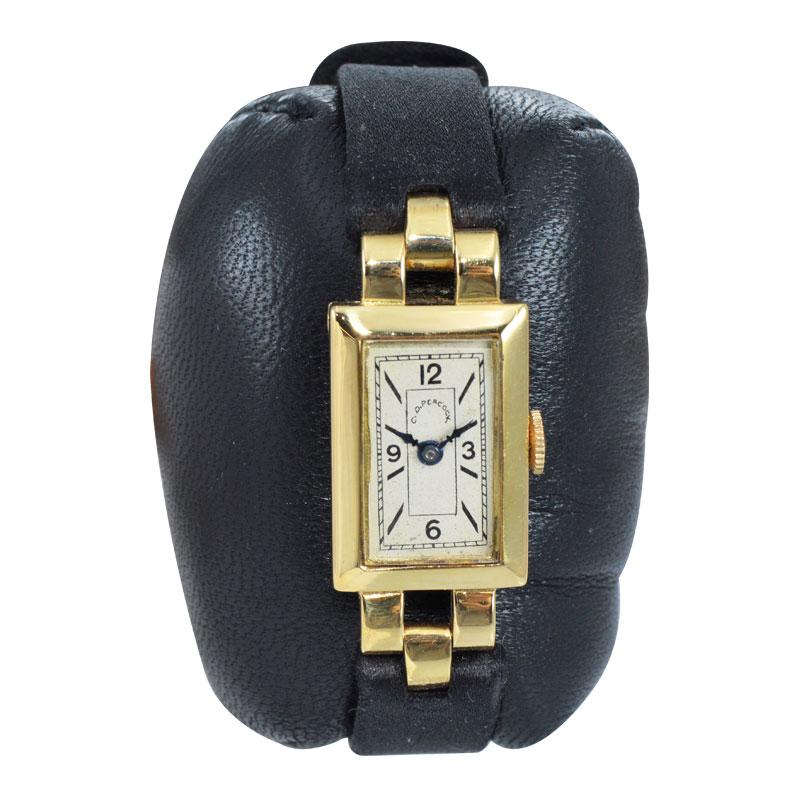 C.D. Pfaue Art Deco Stil 18 Karat Französische gestempelte Armbanduhr von 1953 (Art déco) im Angebot