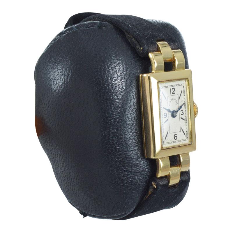 C.D. Pfaue Art Deco Stil 18 Karat Französische gestempelte Armbanduhr von 1953 Damen im Angebot