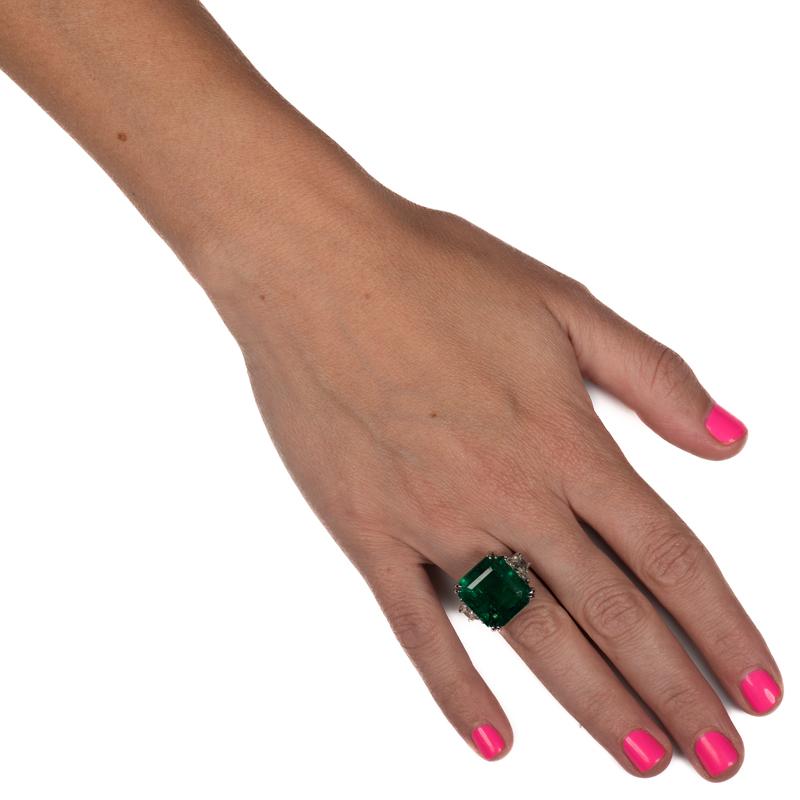CDC Certified 15.71 Carat Natural Zambian Emerald & Trapezoid Diamond Ring In New Condition In Houston, TX