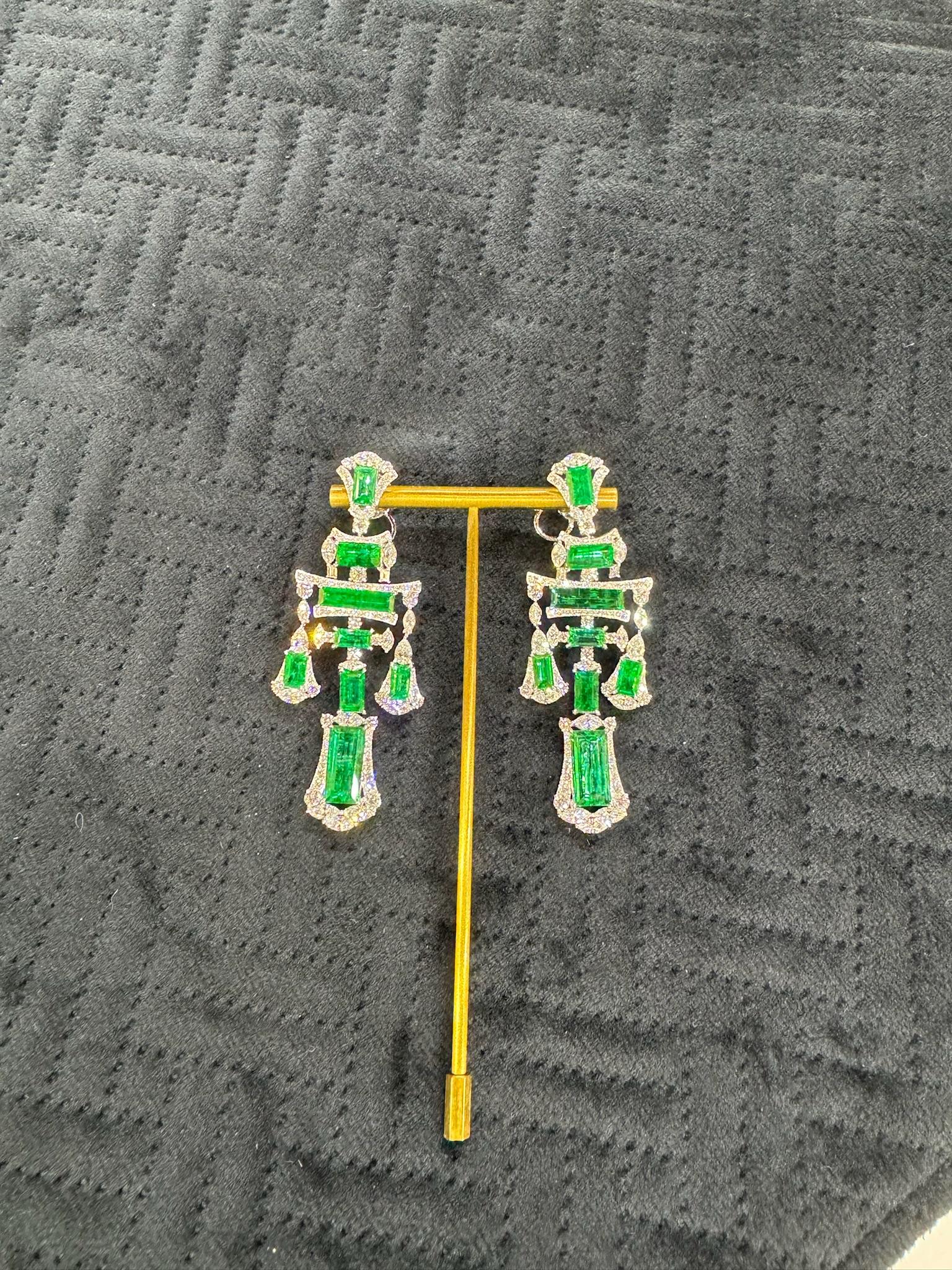 Pendientes Art Decó de Esmeralda de Zambia y Diamantes, Oro Blanco de 18 quilates, 22,79 quilates

Exuda una elegancia Art Déco atemporal con este exquisito par de pendientes de oro blanco de 
