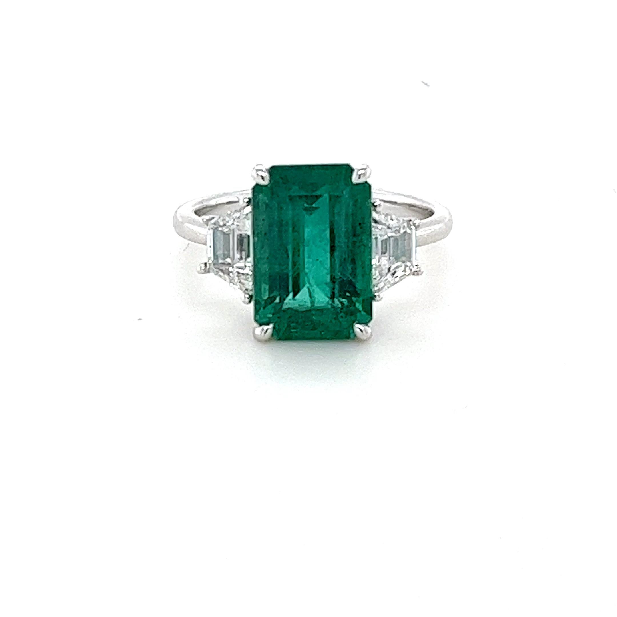 CDC Certified 4.16 Carat Emerald Cut Emerald & Diamond Ring in Platinum In New Condition For Sale In Great Neck, NY
