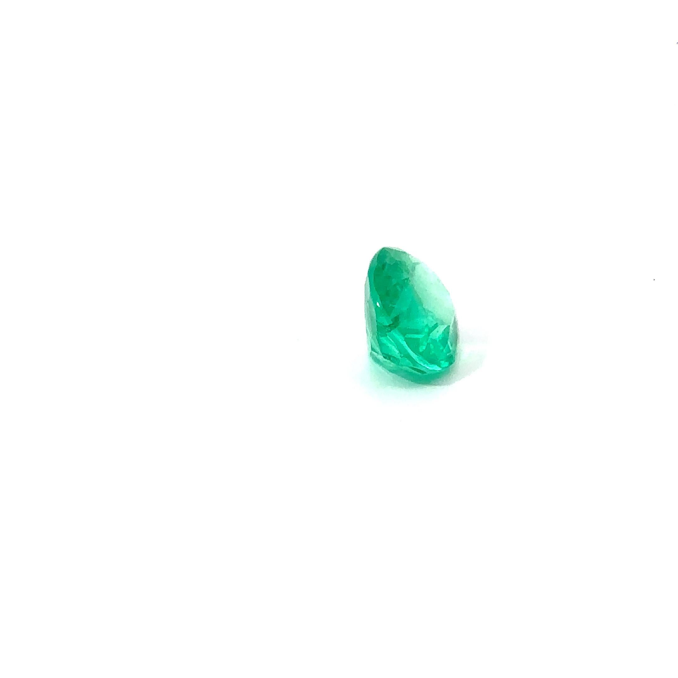 Natürlicher Smaragd 
Lebendiges Grün 
Oval/Mod. Brillant-Schliff
Hinweise auf eine geringfügige Verbesserung der Klarheit
Herkunft aus Kolumbien.