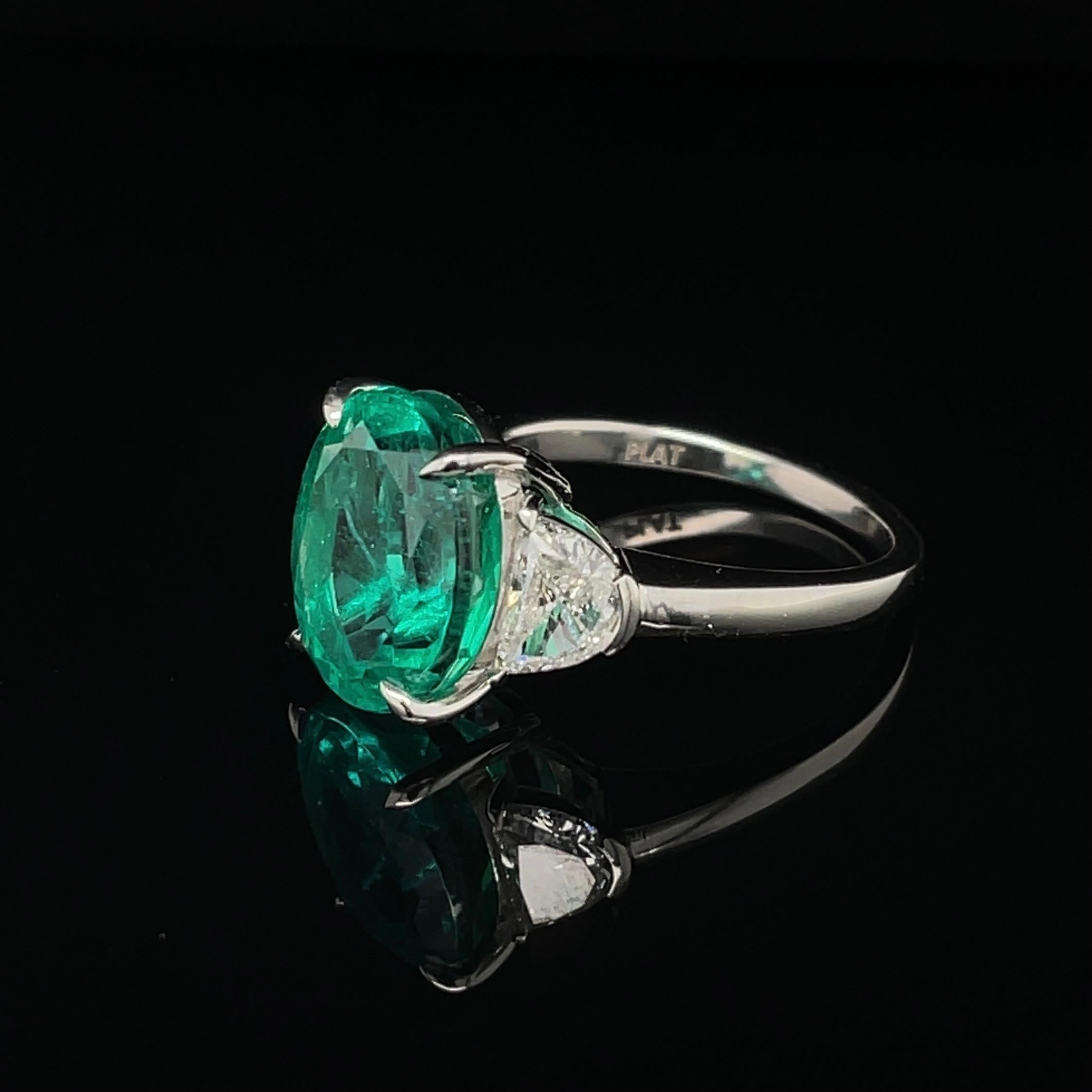 Modern CDC Certified 5.60ct Oval Green Emerald & Diamonds Ring For Sale