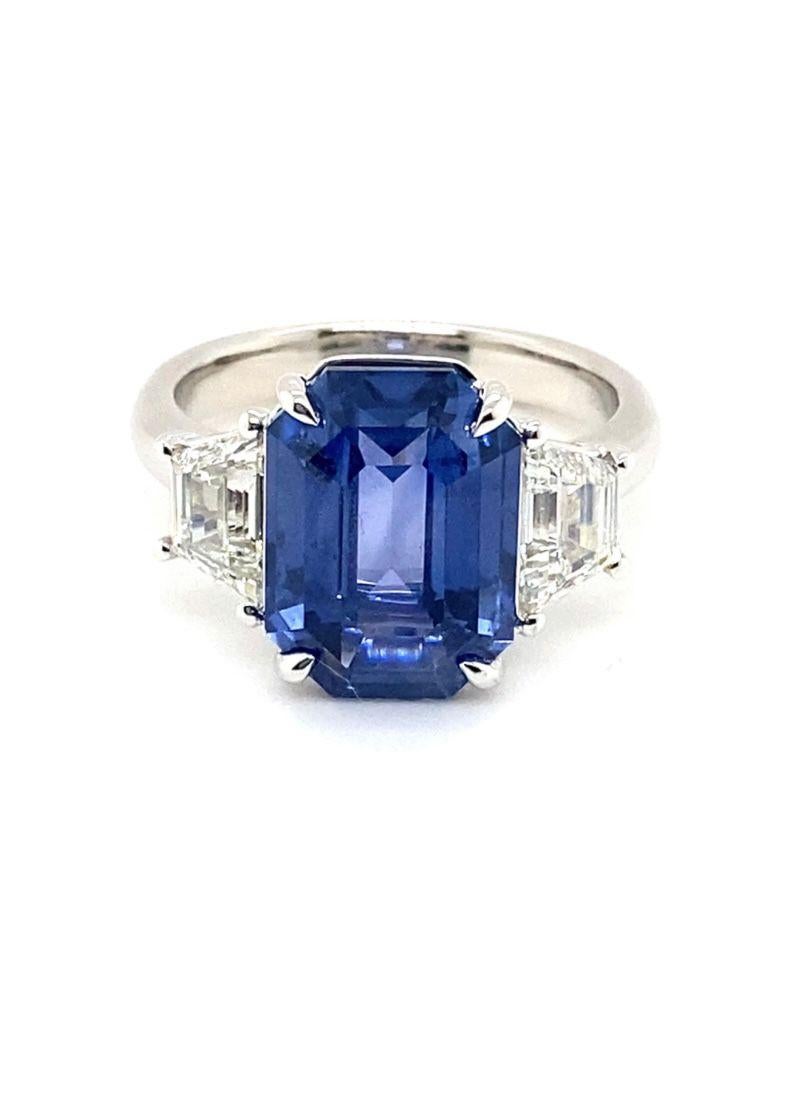 CDC zertifizierter 6,31 Karat Ceylon-Saphir- und Diamantring mit drei Steinen aus Platin (Moderne) im Angebot