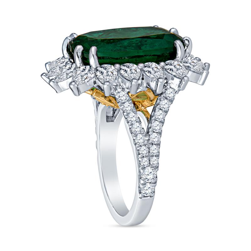 CDC Certified 9.11 Carat Cushion Cut Zambian Emerald Cocktail Ring, 18k Gold In New Condition For Sale In Houston, TX