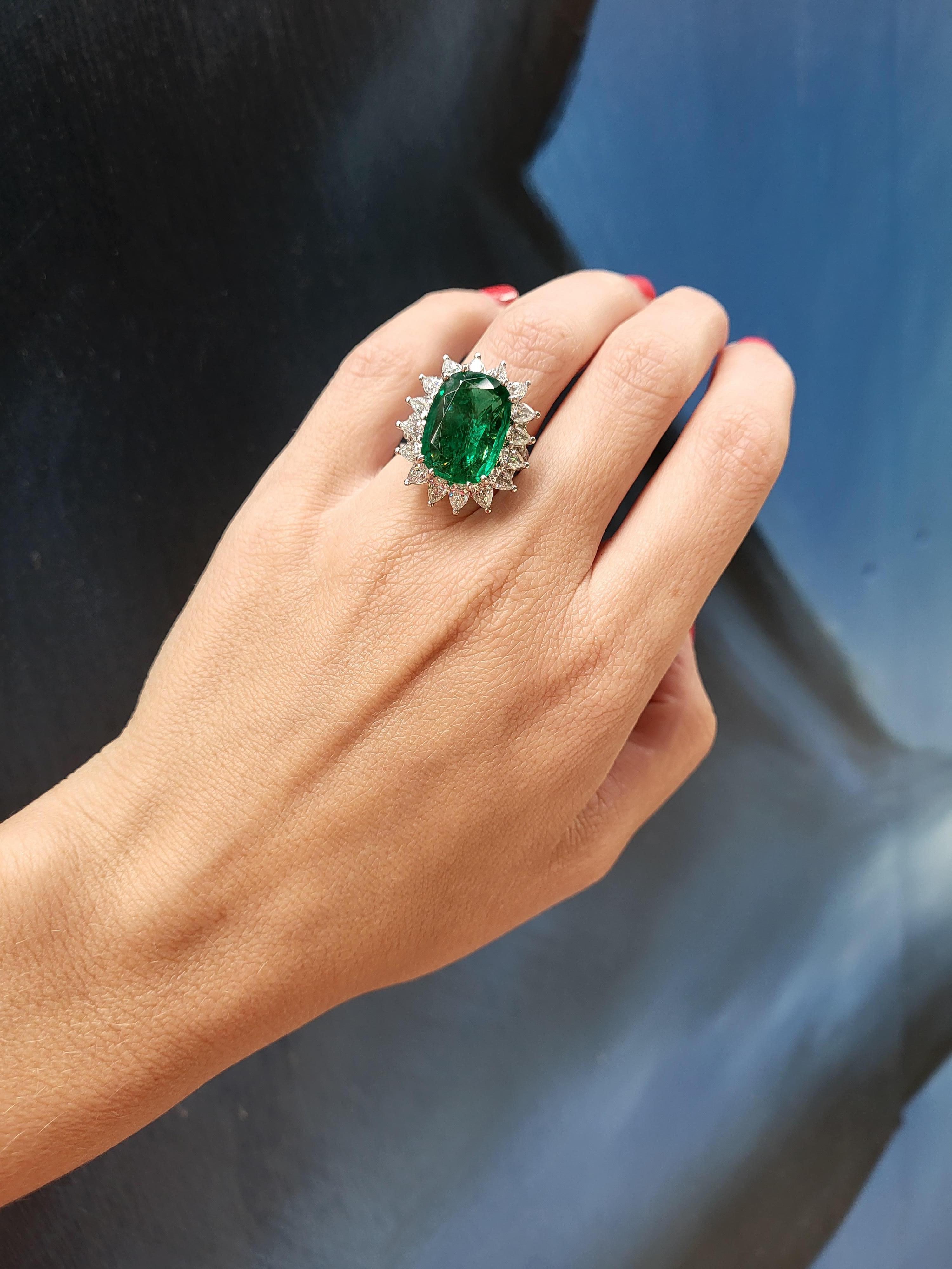 CDC Certified 9.11 Carat Cushion Cut Zambian Emerald Cocktail Ring, 18k Gold For Sale 4