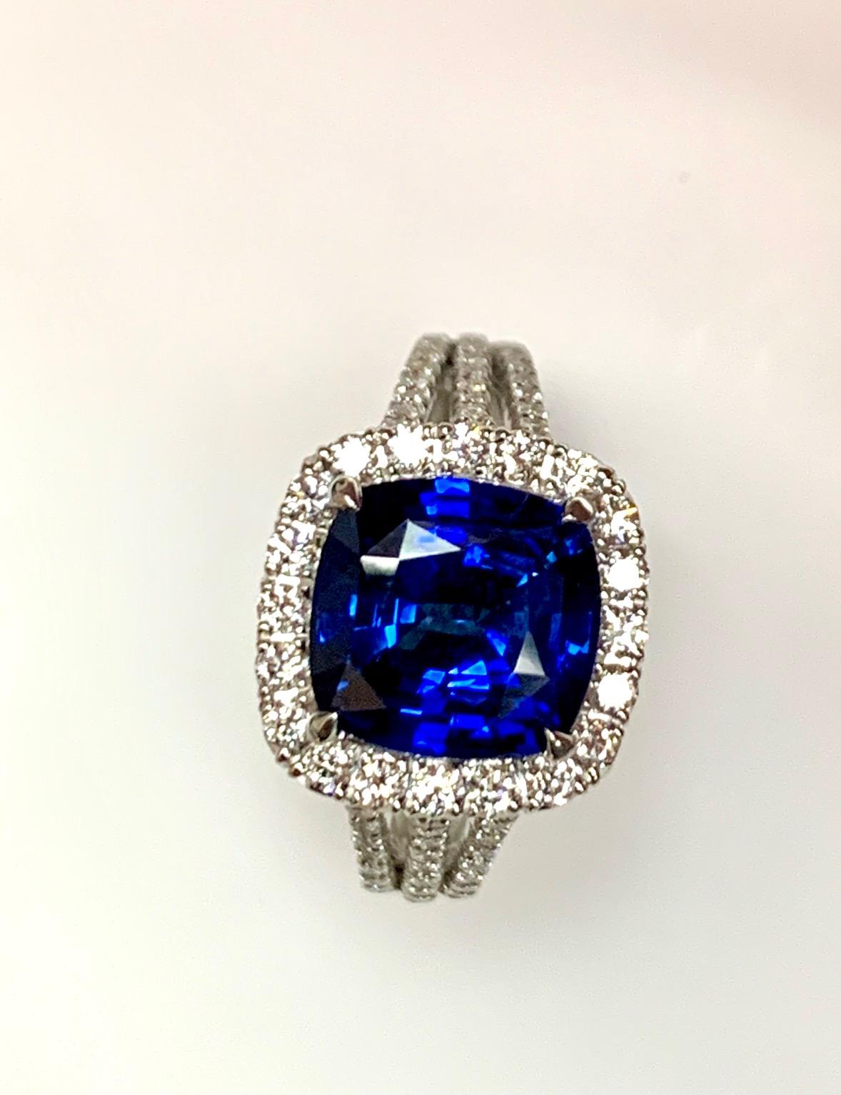 Modern CDC LAB Certified 4.11 Carat Cushion Royal Blue Sapphire Diamond Cocktail Ring For Sale