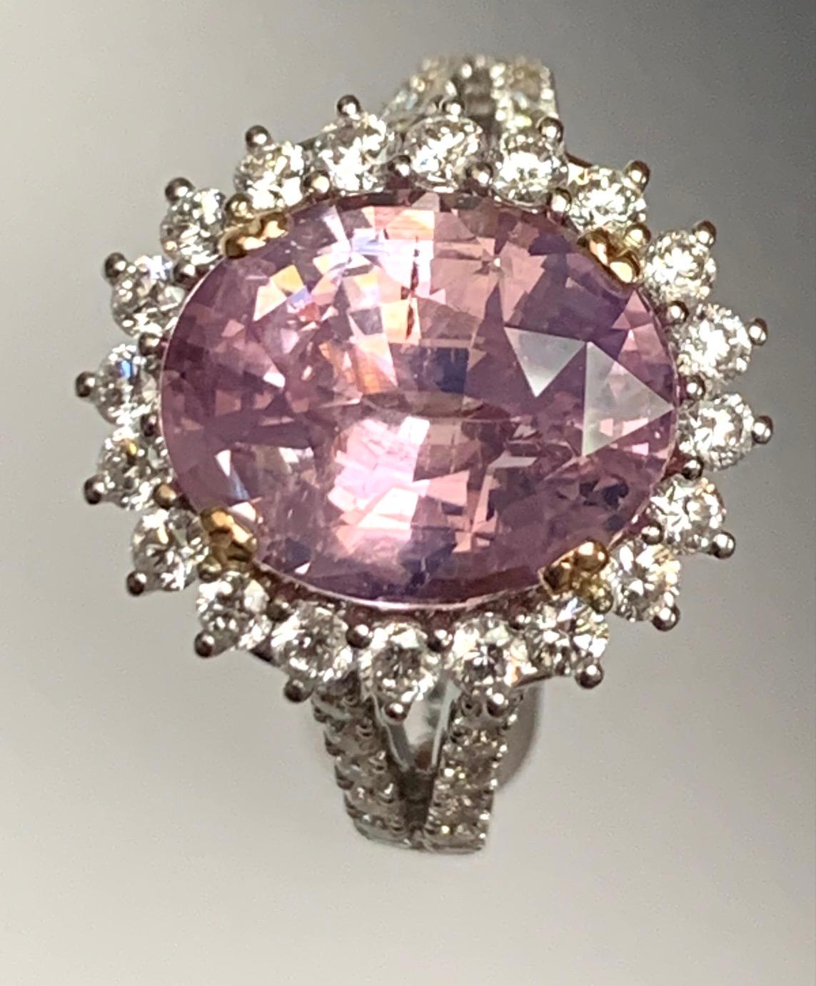 Zafiro Padparadscha de 6,07 quilates, natural, sin calor y de forma ovalada, engastado en anillo de 18 quilates, cesta de oro rosa, rodeado de diamantes redondos blancos de 1,15 quilates y en la caña partida, G-h, Si1.
