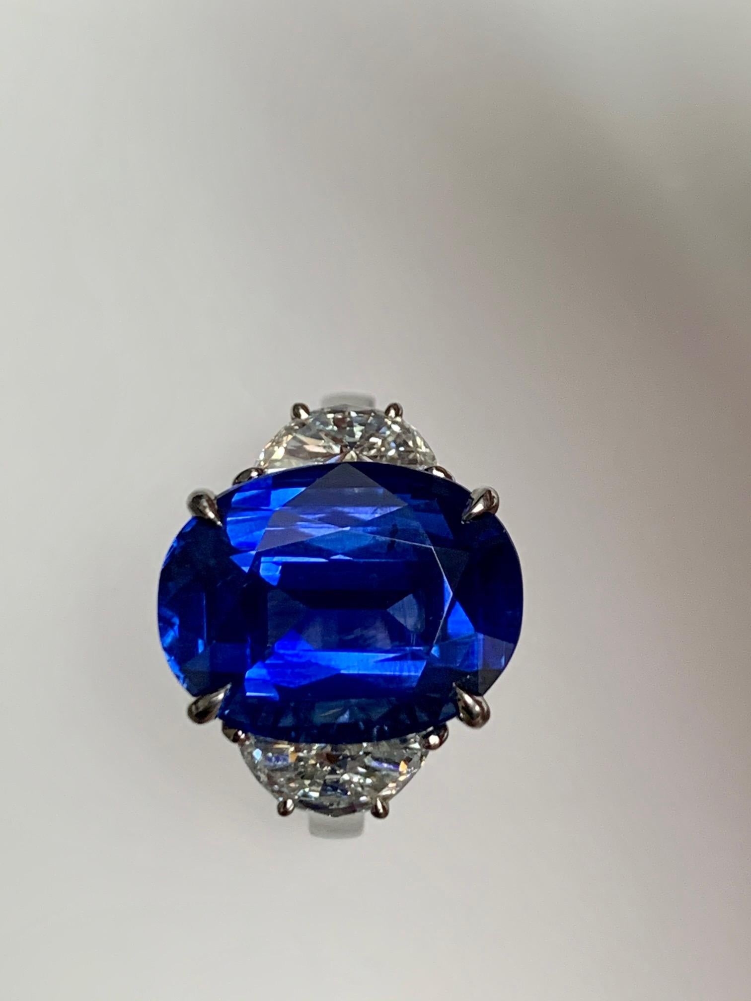 Modern CDC Lab Certified 9.53 Carat Blue Sapphire Diamond Three-Stone Ring For Sale