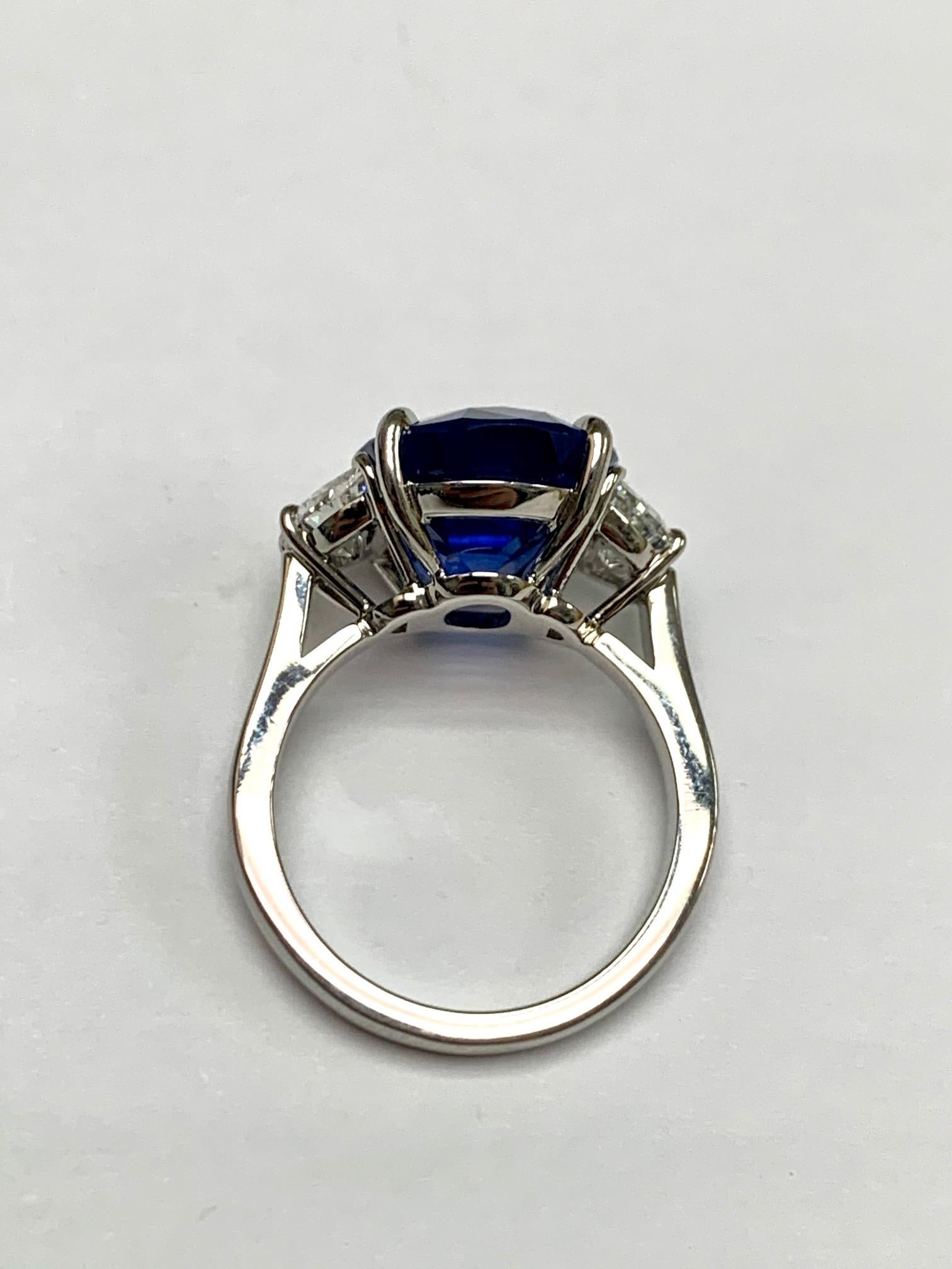 Oval Cut CDC Lab Certified 9.50 Carat Blue Sapphire Diamond Three-Stone Ring For Sale
