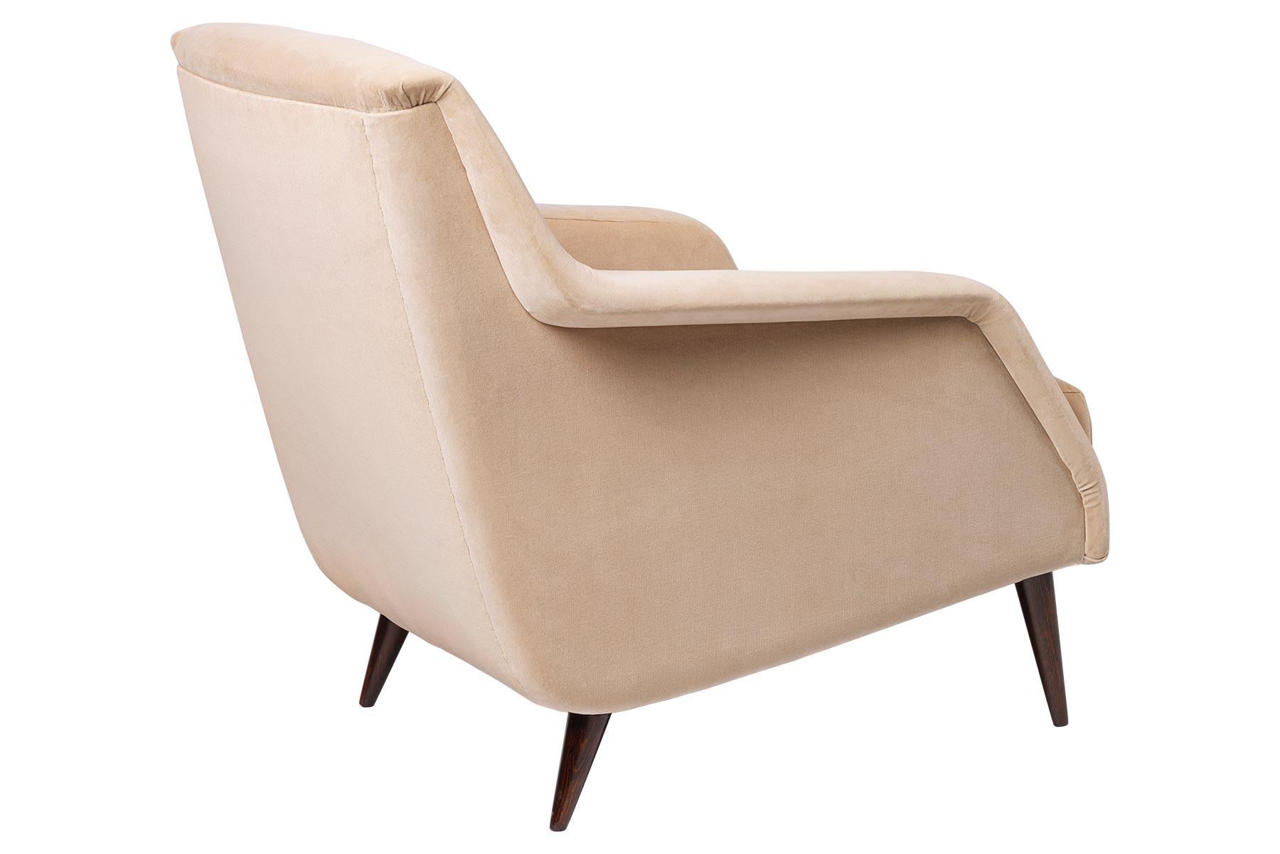 Le fauteuil de salon CDC.1 a été conçu par Carlo de Carli en 1954 et présente le style élégant du design minimaliste, typique de l'époque. La chaise longue CDC.1 se pose sur le sol de manière gracieuse et élancée, ses bras s'élancent comme des