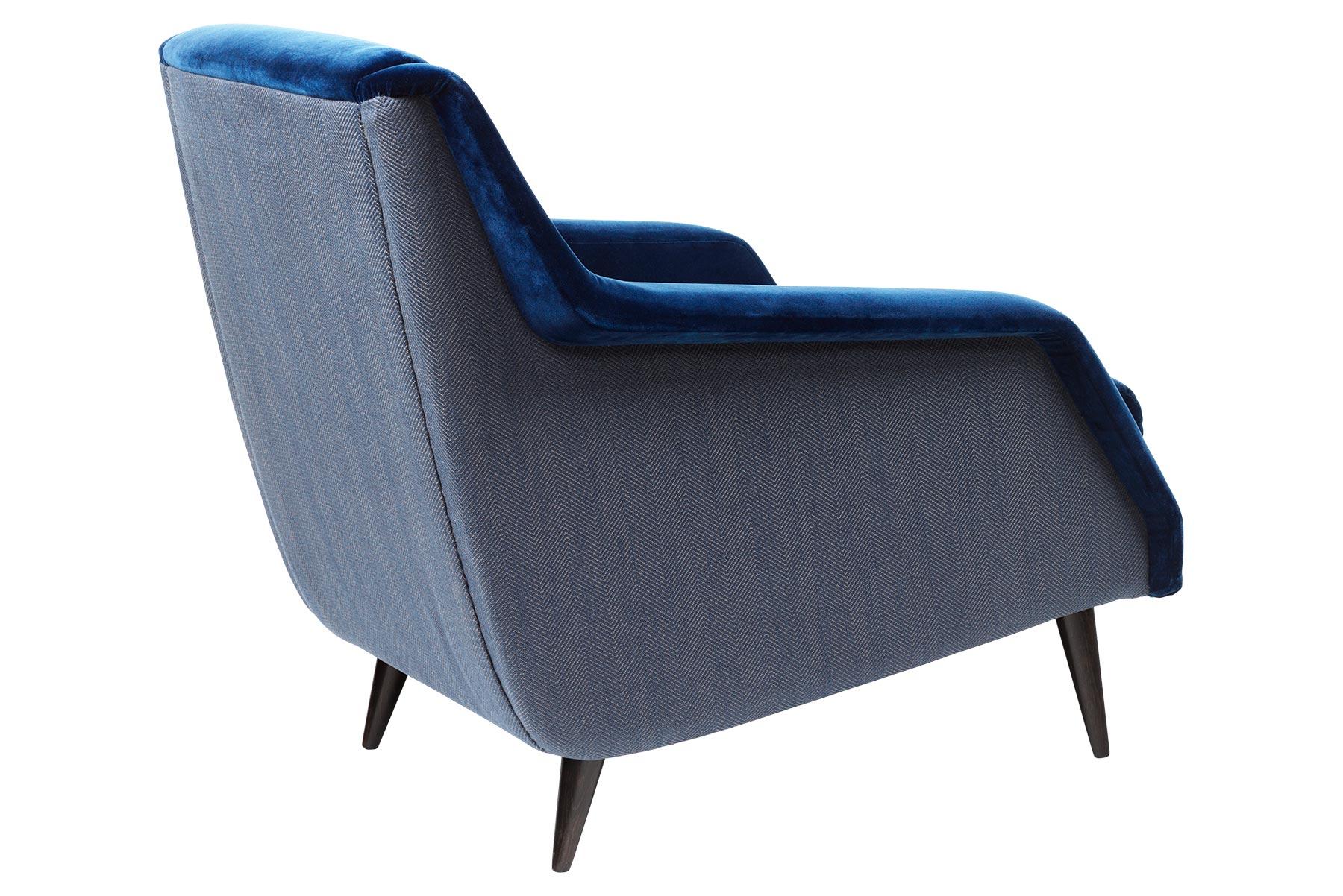 Der Sessel CDC.1 wurde 1954 von Carlo De Carli entworfen und zeichnet sich durch den für die damalige Zeit typischen eleganten, minimalistischen Designstil aus. Der CDC.1 Loungesessel ist anmutig und schlank, seine Arme schwingen wie Flügel und