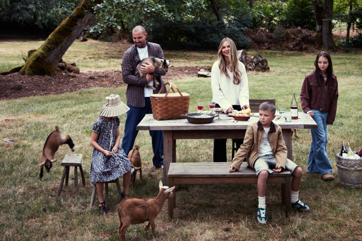1stDibs 50 Designer Molly Kidd Invites Us into Her Family’s Oregon Home