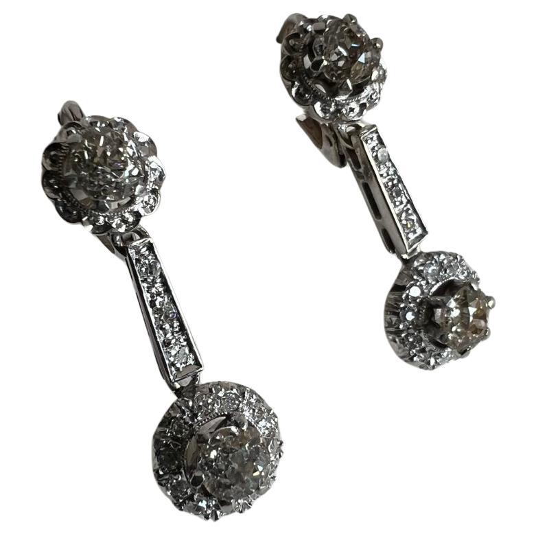 Descripción: Pendientes Art-Déco de diamantes
Fecha: Circa: 1950
Procedencia/origen: Italia/Joyería reliquia
Diseñador: G. Fasoli
Peso: 7,1 gr
Material: 18k oro blanco
Piedras: 4 diamantes centrales (1,20 CTS aprox. y 32 diamantes