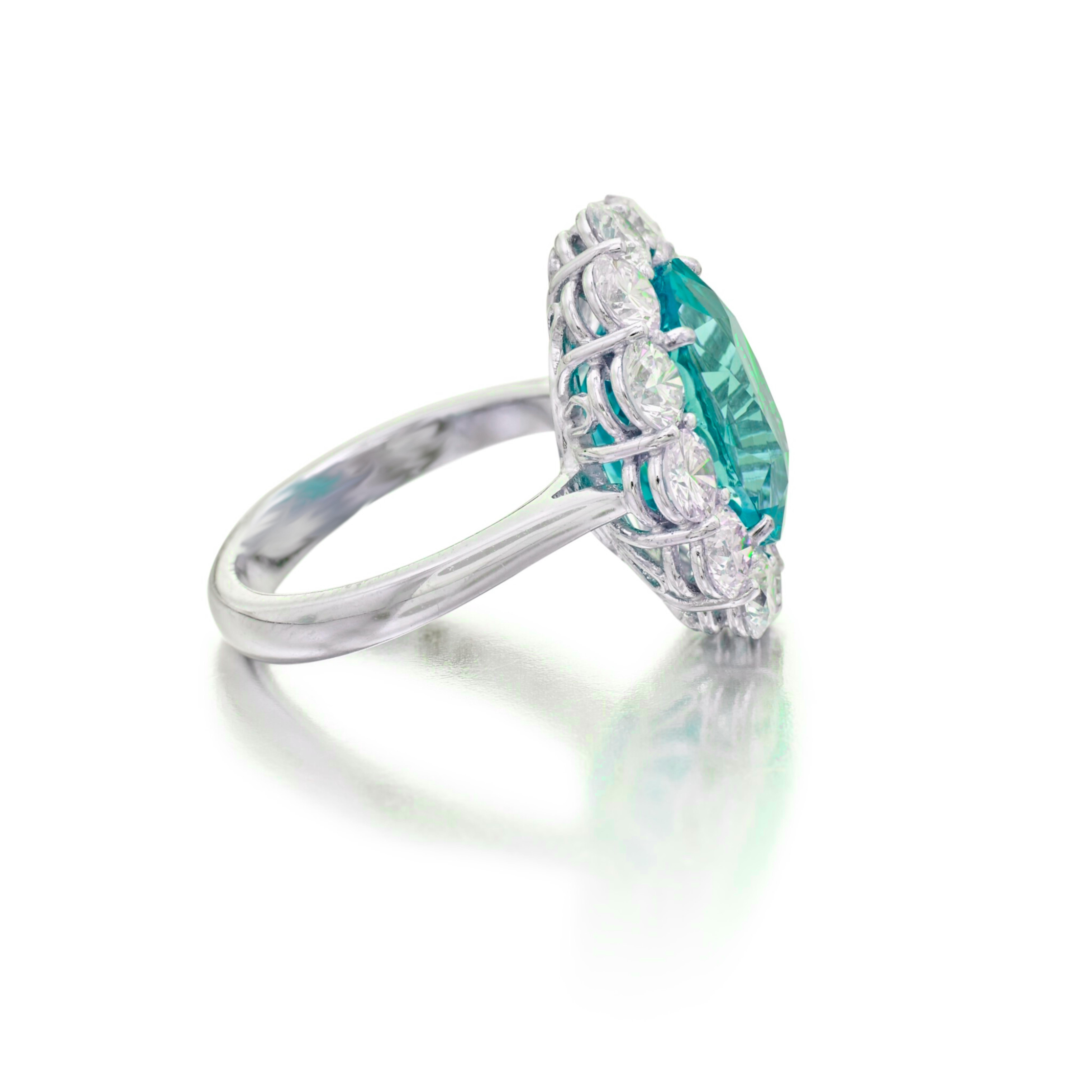 Una straordinaria dichiarazione di rarità, una tormalina paraiba da 7 carati con diamanti rotondi taglio brillante incastonati in platino

I diamanti laterali sono di colore f e purezza 2 carati