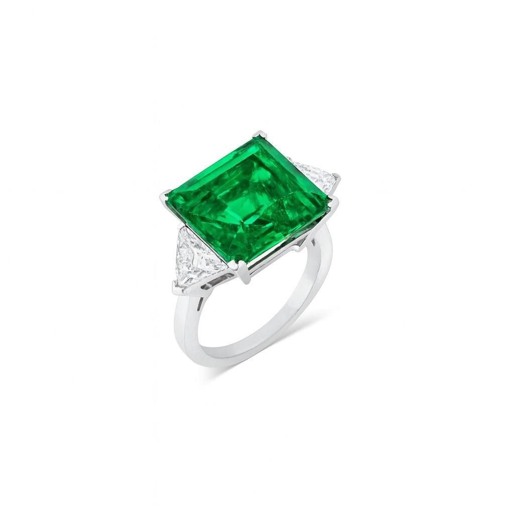 8,89 Karat kolumbianischer Smaragd und Diamantring in Platin

Ein exquisiter 8,89 Karat schwerer, leuchtend grüner kolumbianischer Smaragd, zertifiziert von C. Dunaigre Schweiz, steht im Mittelpunkt dieser raffinierten Platinfassung. Der Smaragd