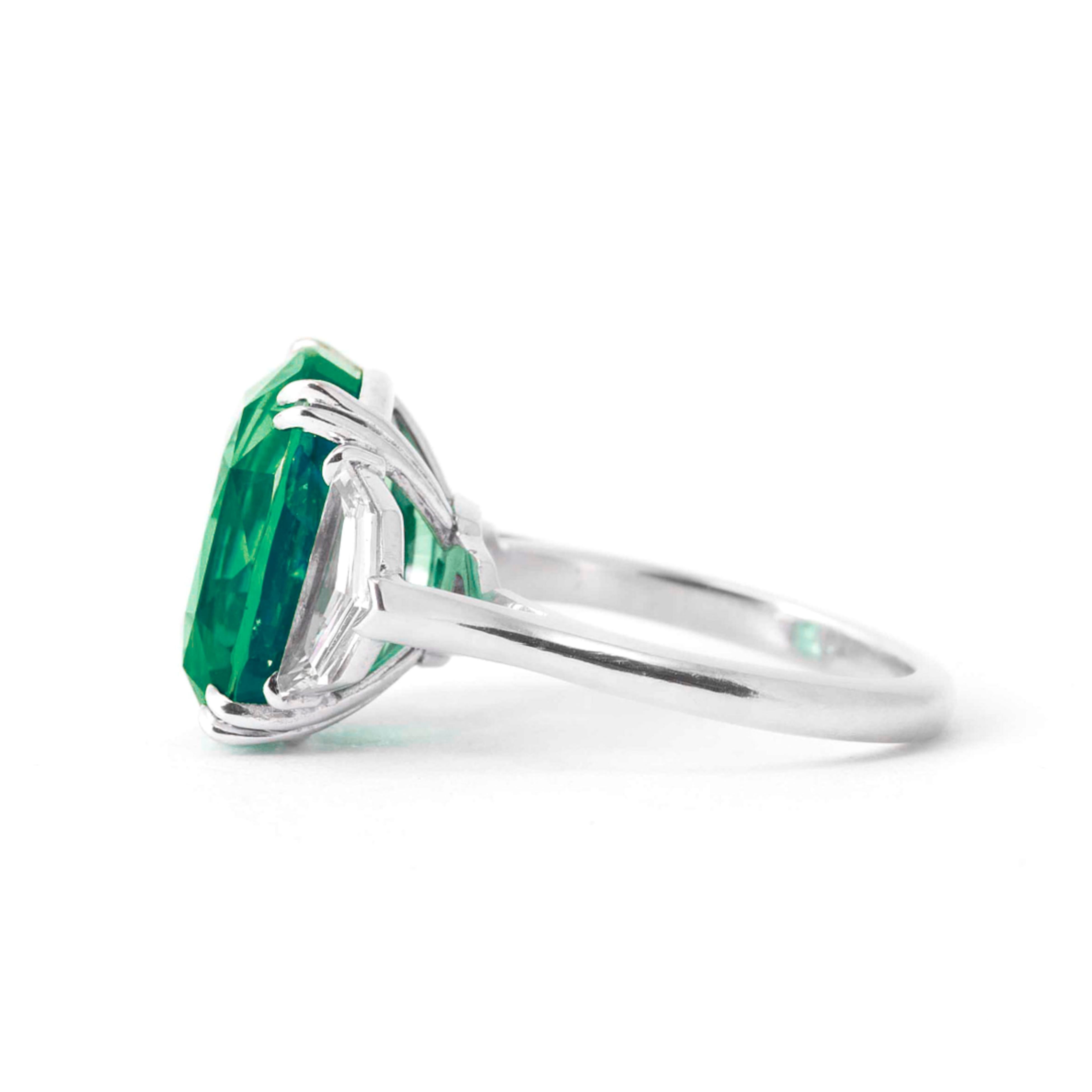 C.Dunaigre zertifizierter 27 Karat COLOMBIAN Diamantring aus 18 Karat Weißgold mit Smaragdschliff (Kissenschliff) im Angebot