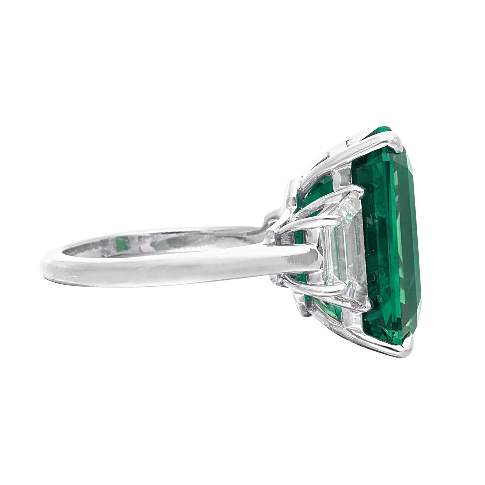 Contemporary C.Dunaigre Certified 4.73 Ct. Colombian Emerald Trapezoid side Ring Minor Oil For Sale
