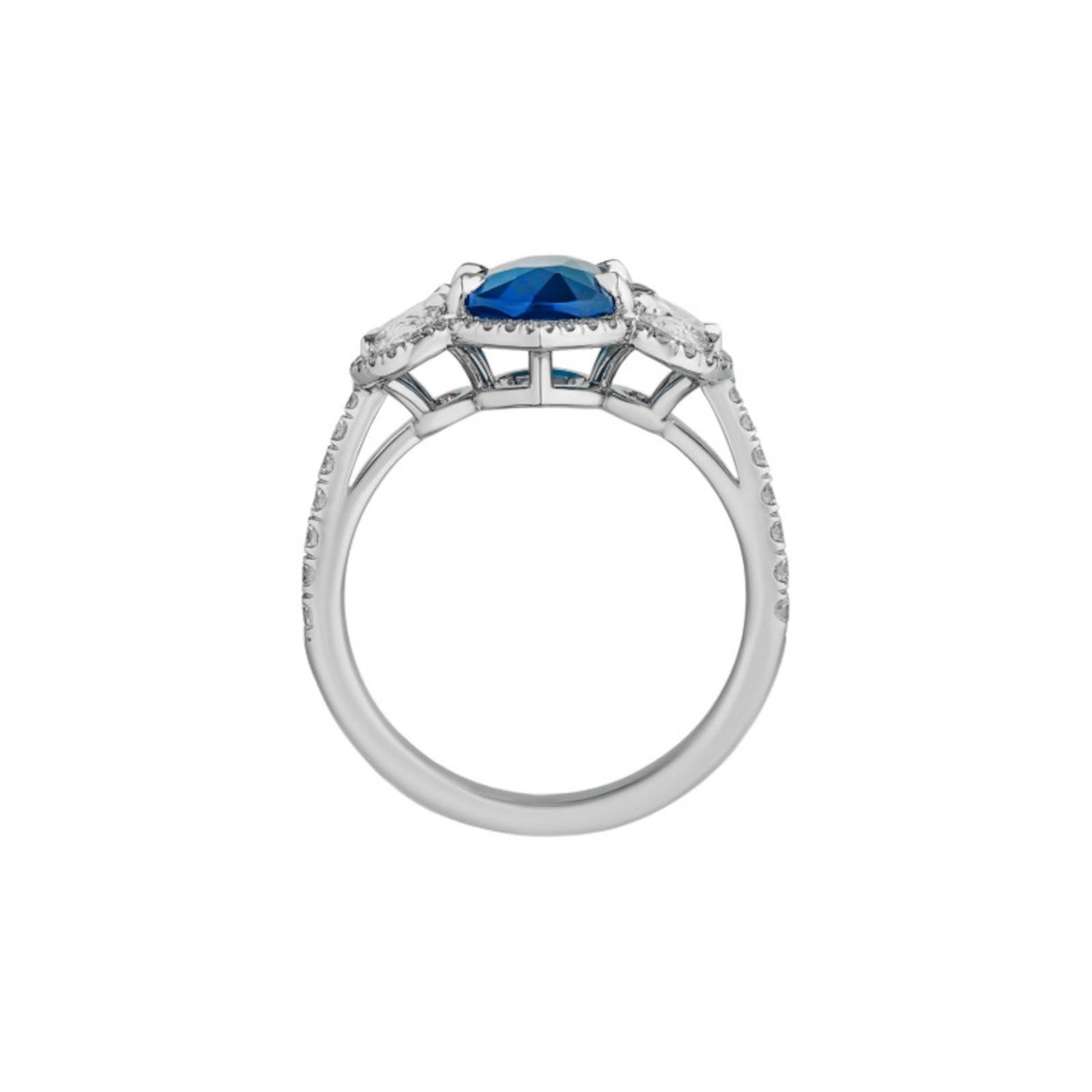 Der Ring ist aus 18 Karat Weißgold gefertigt.  Es verfügt über einen atemberaubenden Mittelstein, ein 6,57 ct Natural Ceylon Heated Oval Cut IntenseBlue Sapphire, Messung 13,04 x 9,14  mm. Der Saphir zeigt eine intensive blaue Farbe mit sehr guter