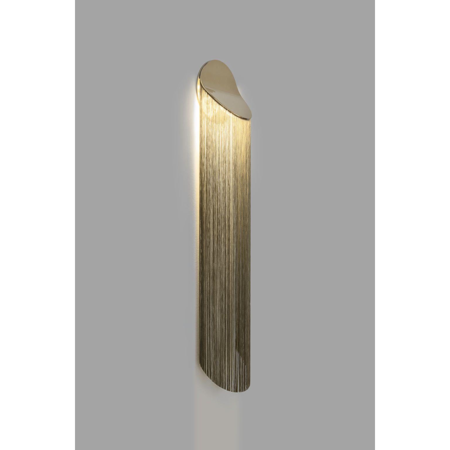 Cé Petite wall lamp long by Studio d'Armes
Design by Alexandre Joncas
Dimensions: 9.9 x 16.5 x H 86.5 cm
Materials: 12k Gold Plated Steel, Rayon fringes offered in different colors

Design by Alexandre Joncas
Cé Petite, with abridged proportions,
