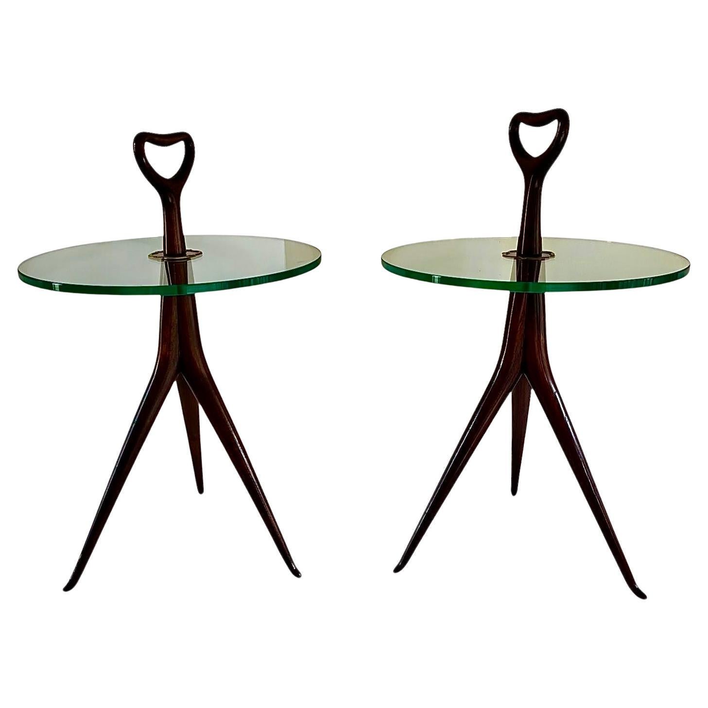 Cesar Lacca Paire de tables d'appoint tripodes avec plateau en verre circa 1950 en vente