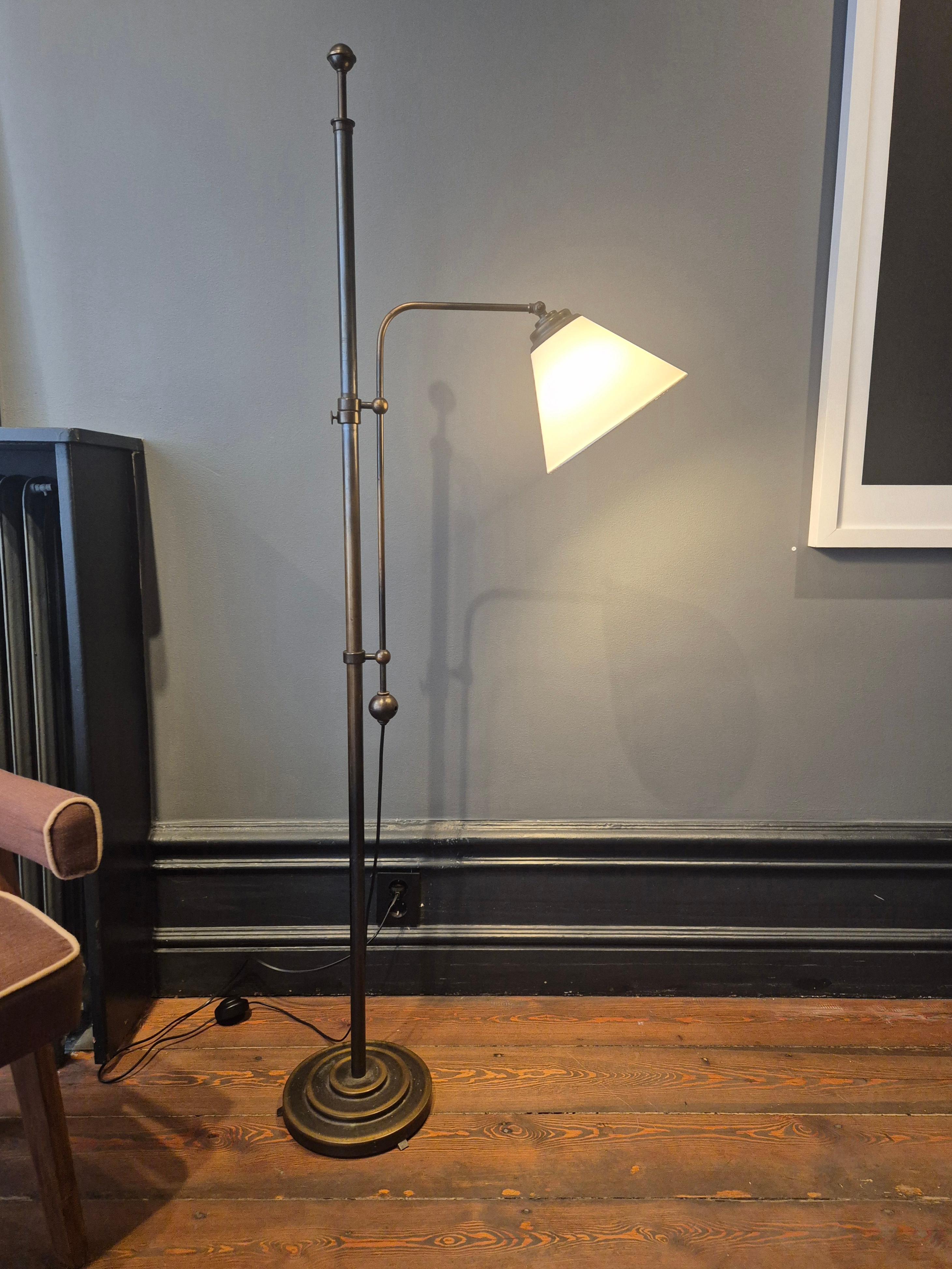 CeBe floor lamp in solid bronze, Swedish Grace / Art Deco 1930s In Good Condition For Sale In Stockholm, SE