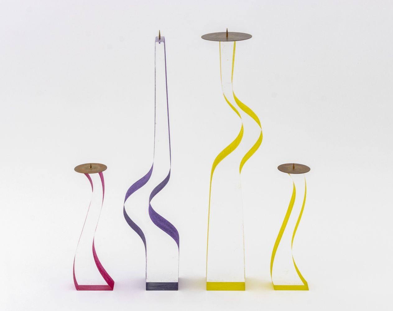 Gruppo di quattro candelieri scultorei in lucite di Cec LePage, 1993, con basi in ottone, ciascuno firmato e datato lateralmente, due gialli, uno rosa e uno viola. Il più alto: 16,5