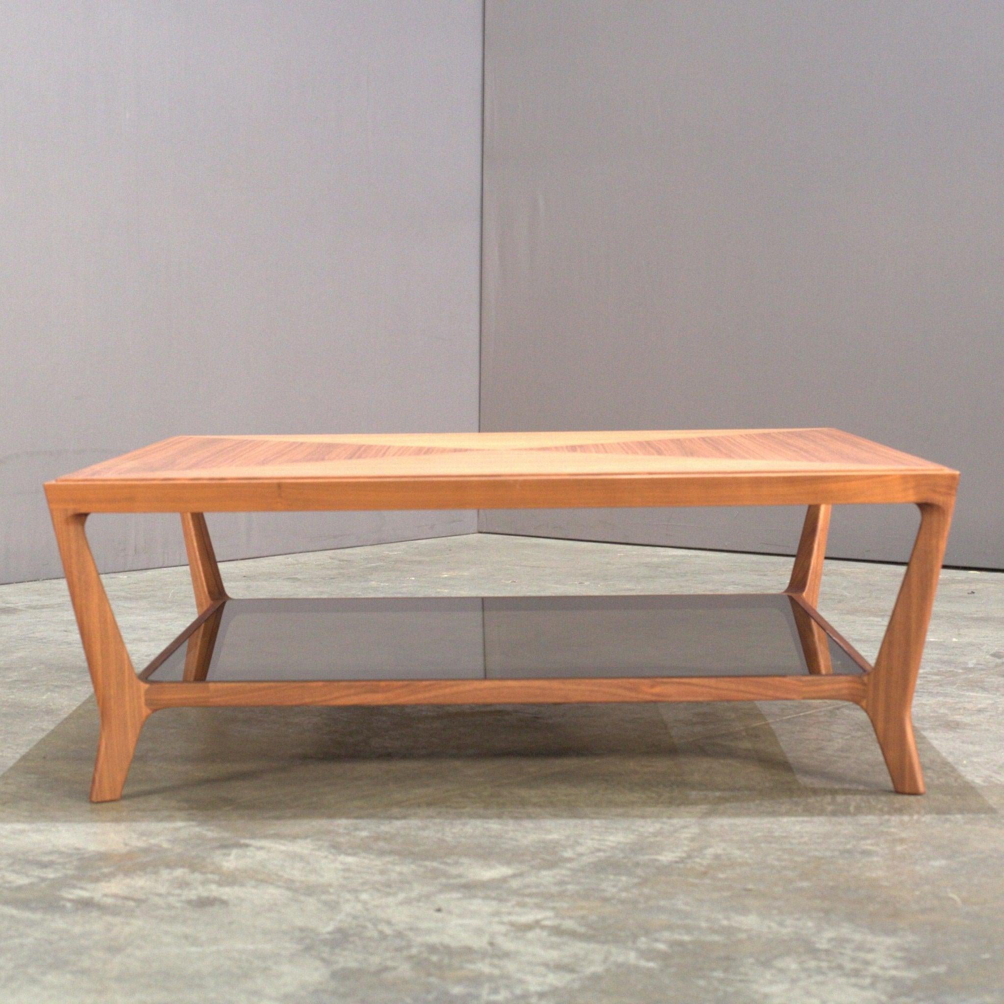 Voici l'étonnante table basse Ceccotti de Giorgetti, un véritable chef-d'œuvre du mobilier de luxe. Fabriquée avec les meilleurs matériaux et une attention impeccable aux détails, cette table basse respire l'élégance et la sophistication. Le design