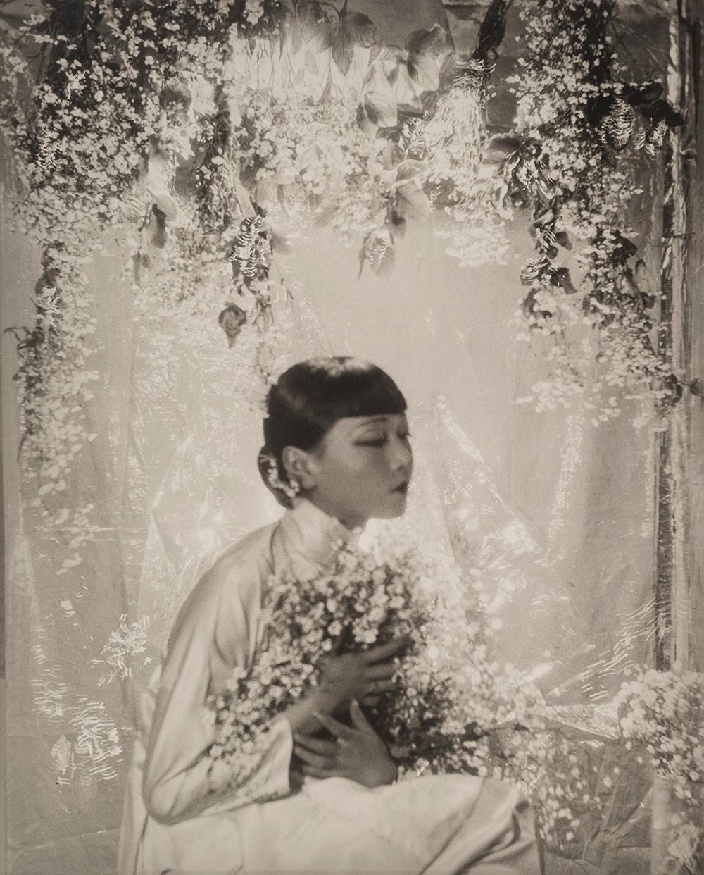 Anna May Wong, 1930 - Cecil Beaton (Porträtfotografie)
Signiert im Passepartout
Auf der Rückseite des Passepartouts mit dem Tintenstempel des Fotostudios gestempelt
Silbergelatineabzug auf Karton aufgezogen, gedruckt 1970er Jahre
22 x 17 Zoll

Cecil